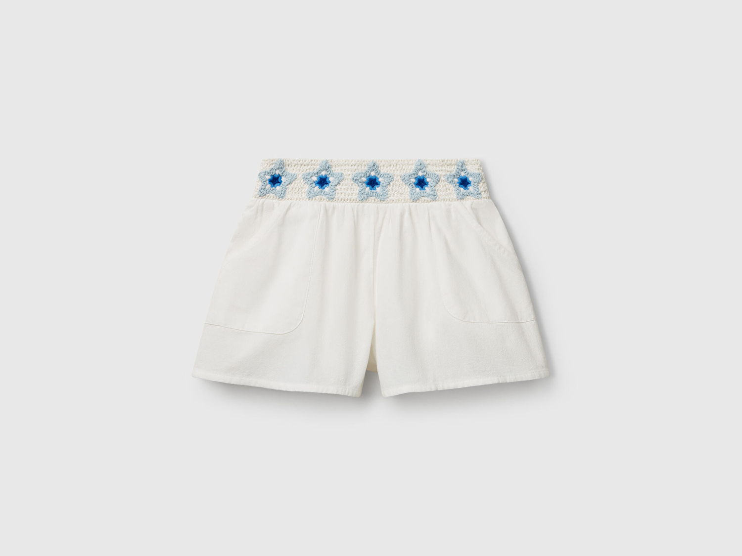 Benetton Kız Bebek Beyaz Beli Makrome Çiçek Aplikeli Lastikli Regular Fit Şort