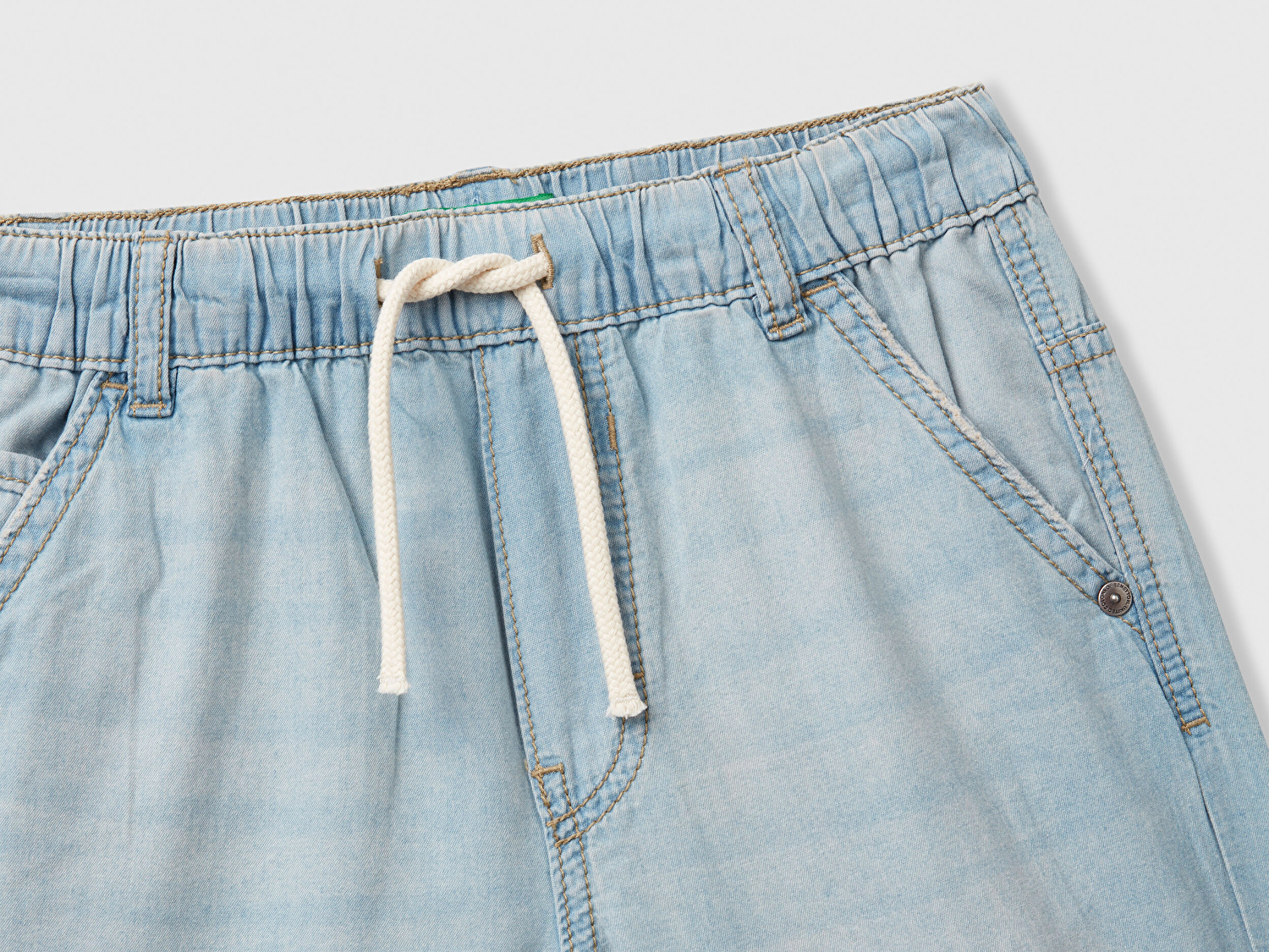 Benetton Erkek Çocuk Açık Denim Arka Cebi Logo Detaylı Büzgü İpli Denim Bermuda Şort