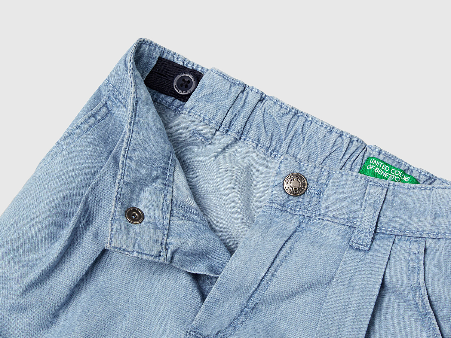 Benetton Kız Bebek Açık Denim Arka Beli Lastikli Logo İşleme Detaylı Şönil Şort