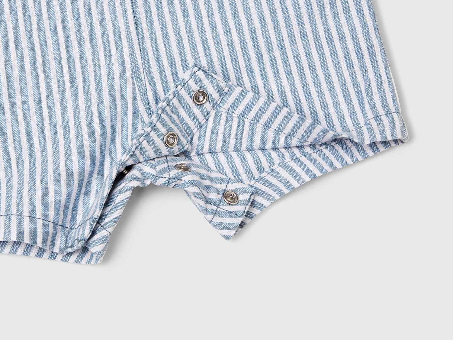 Benetton Bebek Açık Mavi Çizgili Logo Detaylı Cepli Yanları Gizli Çıtçıtlı Kısa Tulum