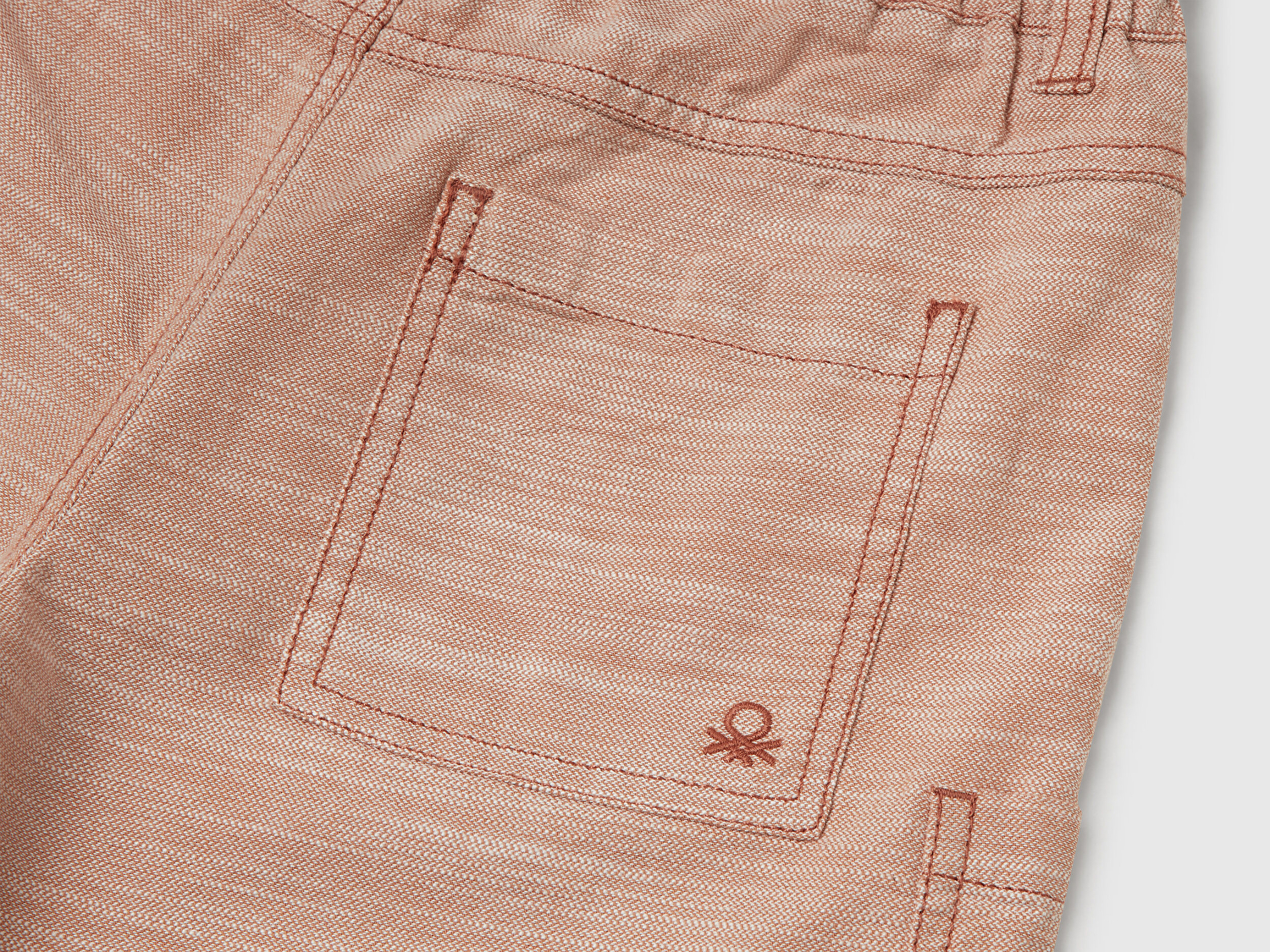 Benetton Erkek Çocuk Bej Dokuma Kumaş Logo İşleme Detaylı Büzgü İpli Bermuda Şort