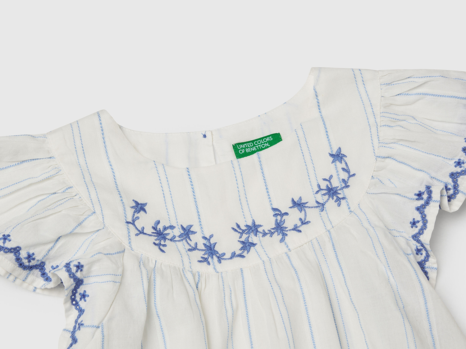 Benetton Kız Bebek Beyaz Çizgili Kolu ve Önü Nakışlı Hafif Kloş Kısa Kollu Gömlek