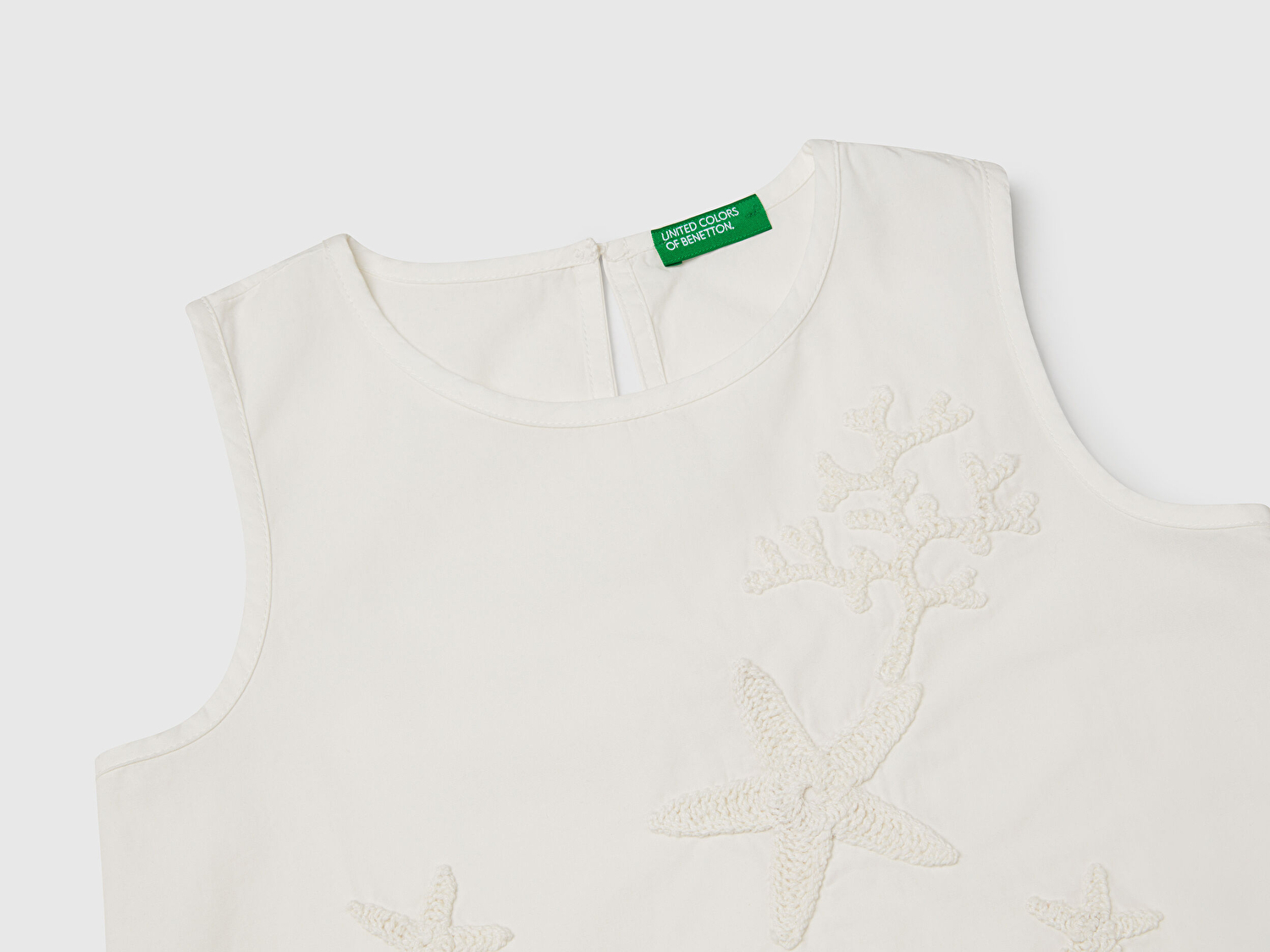 Benetton Kız Çocuk Beyaz Önü İşlemeli Arkası Düğmeli Muslin Kolsuz Üst