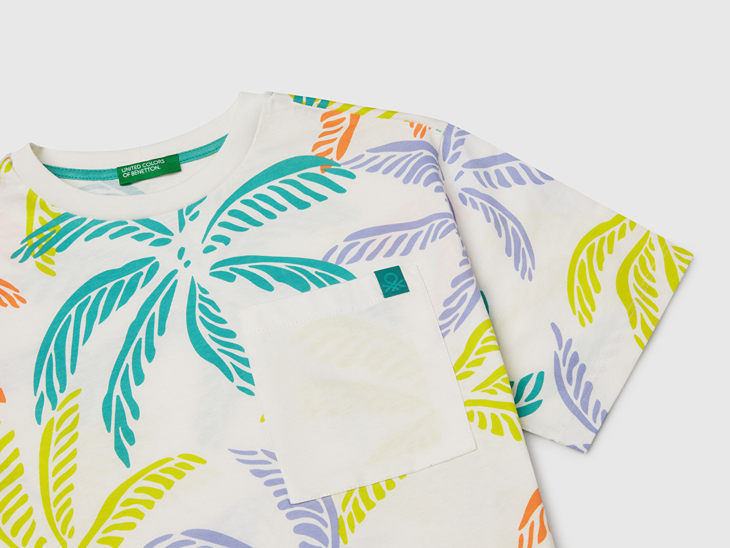Benetton Erkek Çocuk Renkli Mix Desenli Önü Cep Detaylı Logo Etiketi Detaylı T-Shirt