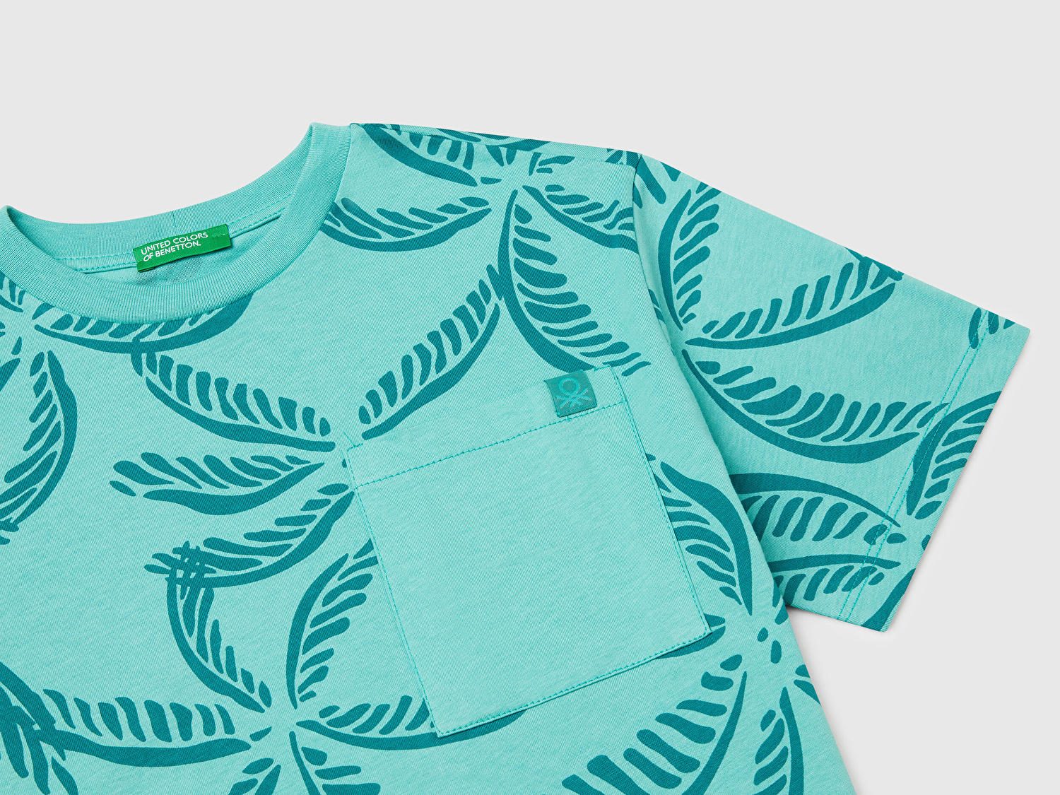 Benetton Erkek Çocuk Koyu Yeşil Desenli Önü Cep Detaylı Logo Etiketi Detaylı T-Shirt