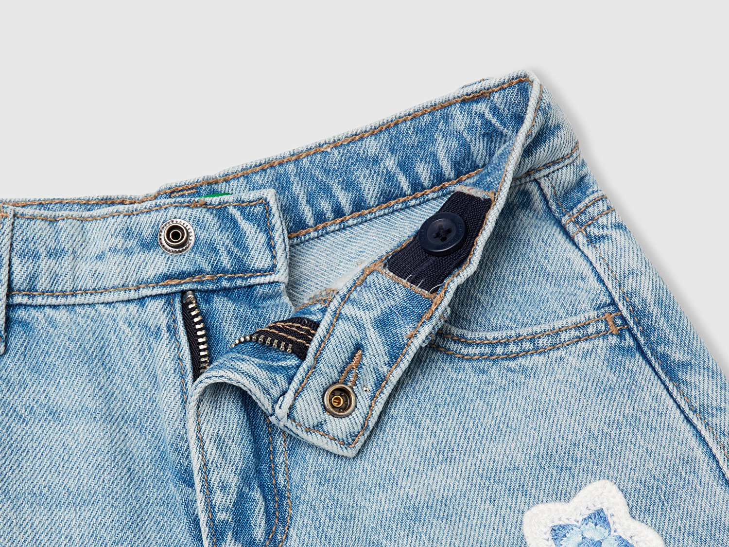 Benetton Kız Bebek Denim Makrome Çiçek Aplikeli Logo İşlemeli Regular Fit Şort