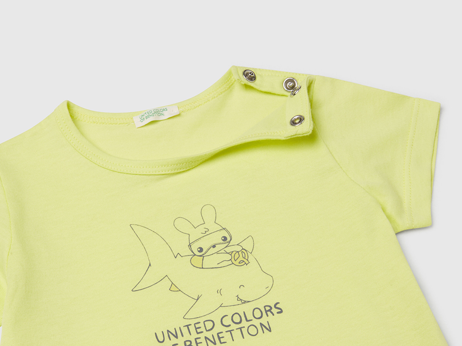 Benetton Bebek Sarı Önü Baskılı Omzu Çıtçıt Düğmeli T-Shirt