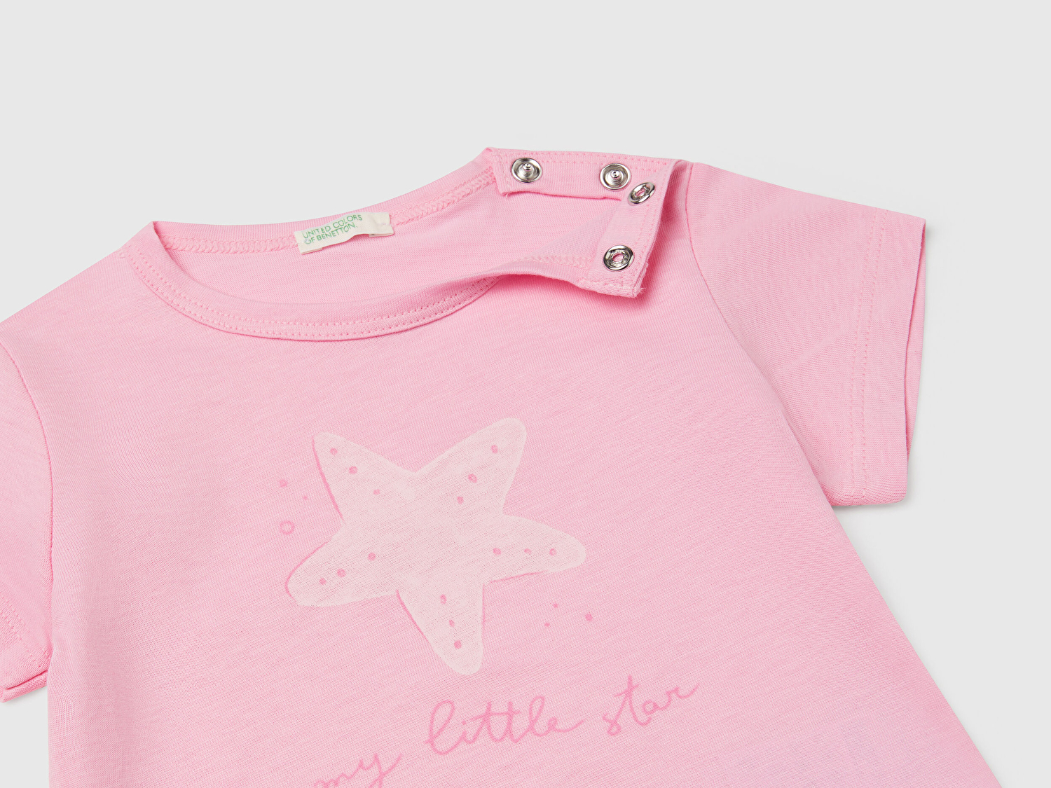 Benetton Bebek Pembe Önü Baskılı Omzu Çıtçıt Düğmeli T-Shirt