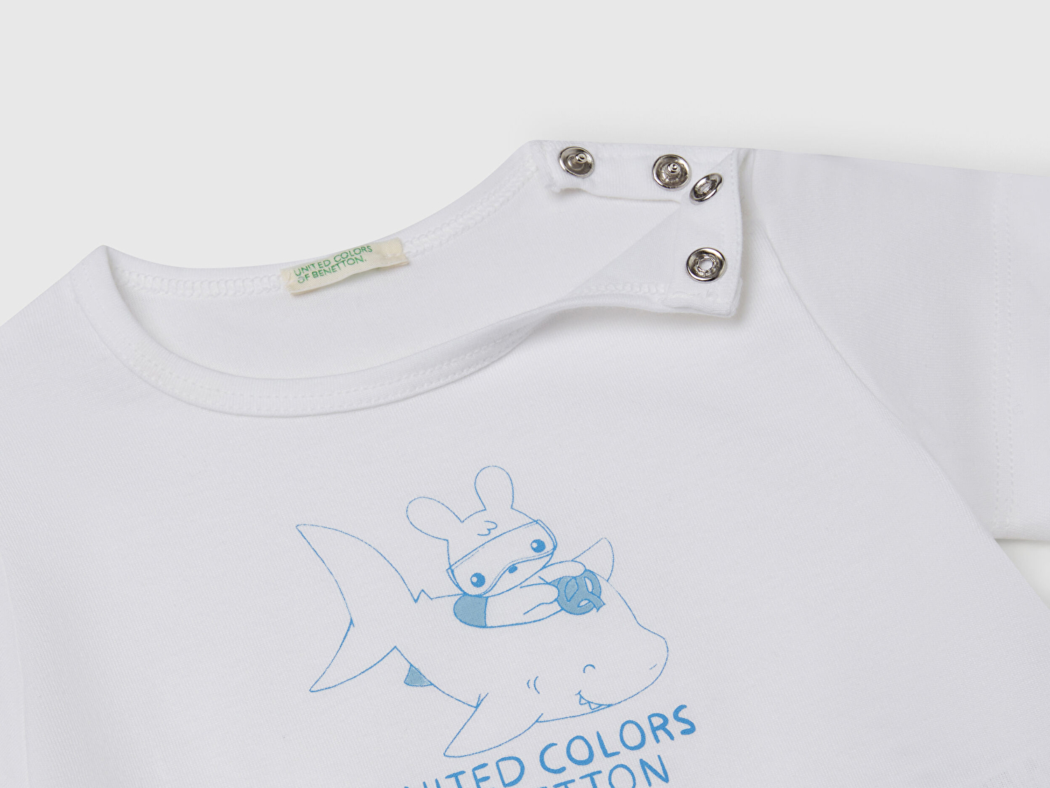 Benetton Bebek Beyaz Önü Baskılı Omzu Çıtçıt Düğmeli T-Shirt
