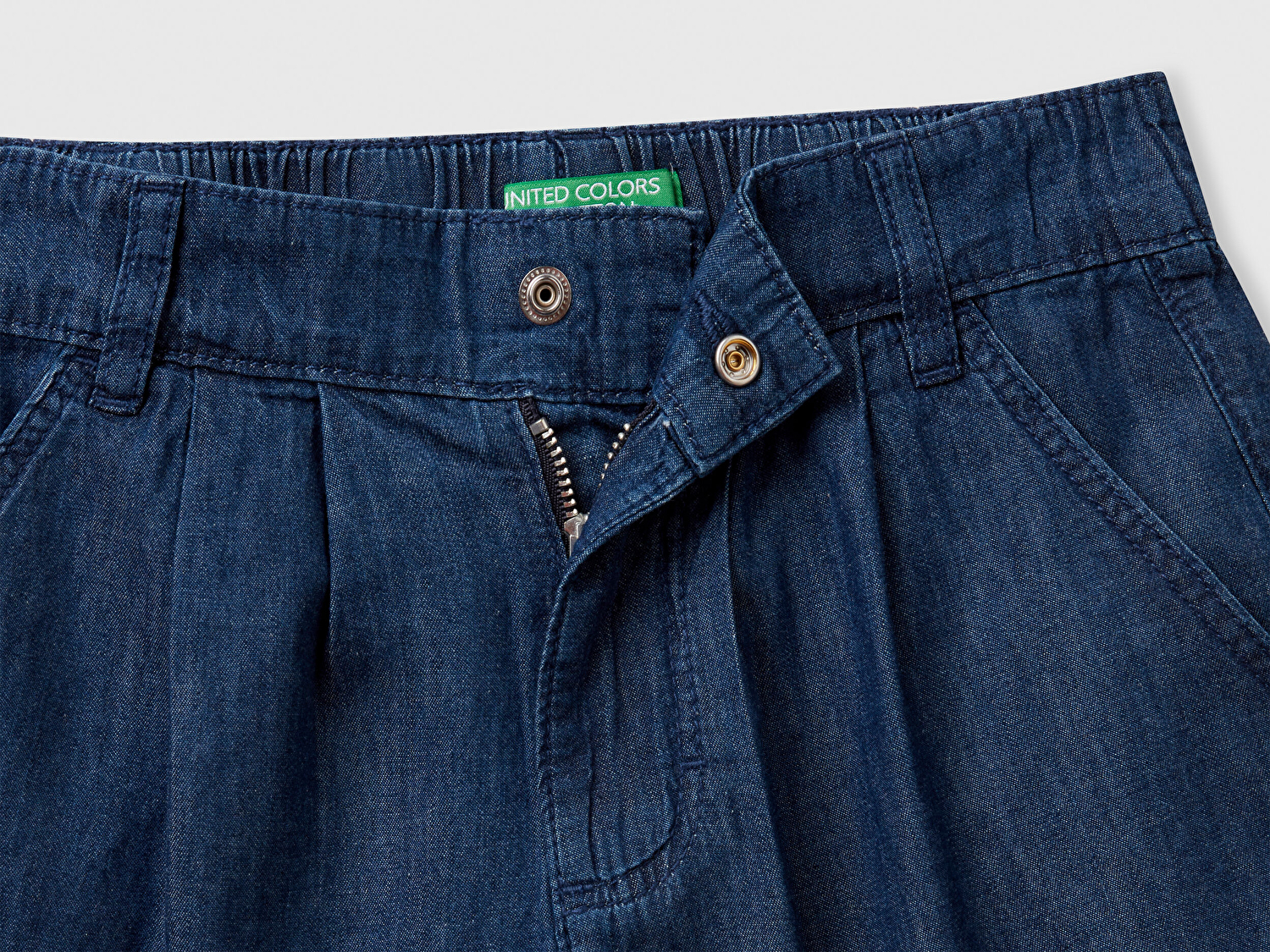 Benetton Kız Çocuk Koyu Denim Arka Ceplerde Logo İşlemeli Düğmeli Denim Şönil Şort