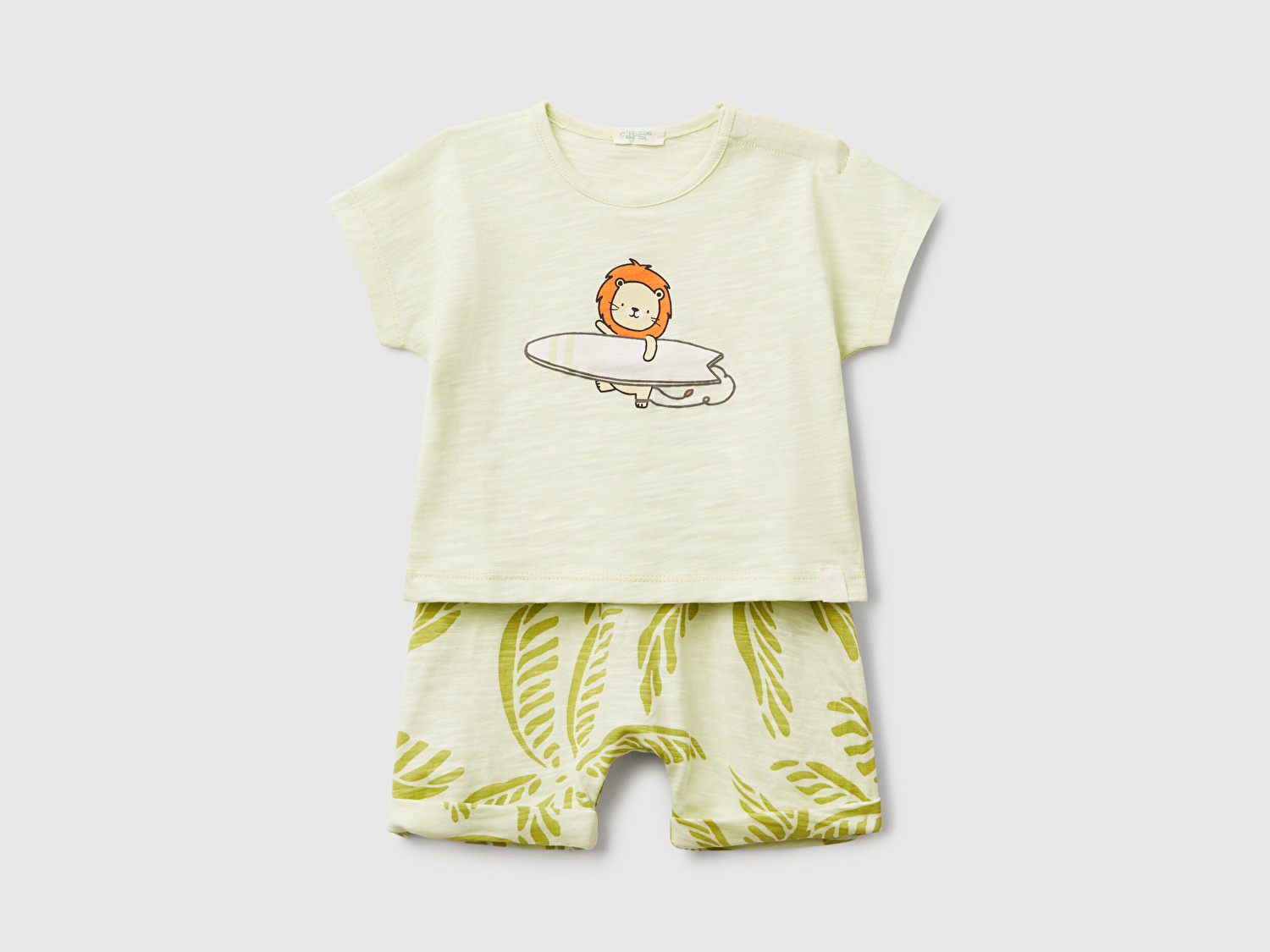 Benetton Bebek Yeşil Baskılı Kimono Kollu T-Shirt ve Tamamı Desenli Şort Takım