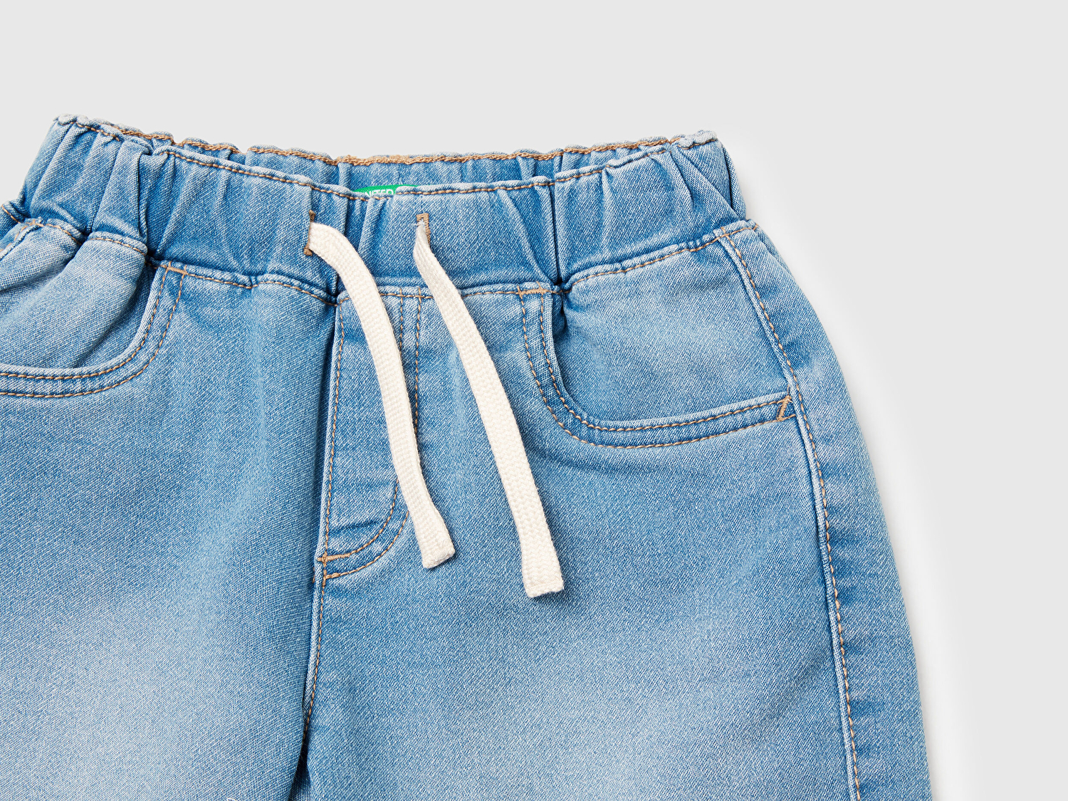 Benetton Erkek Bebek Açık Denim Yan Cebi Logo İşlemeli Büzgü İpli Denim Bermuda Şort