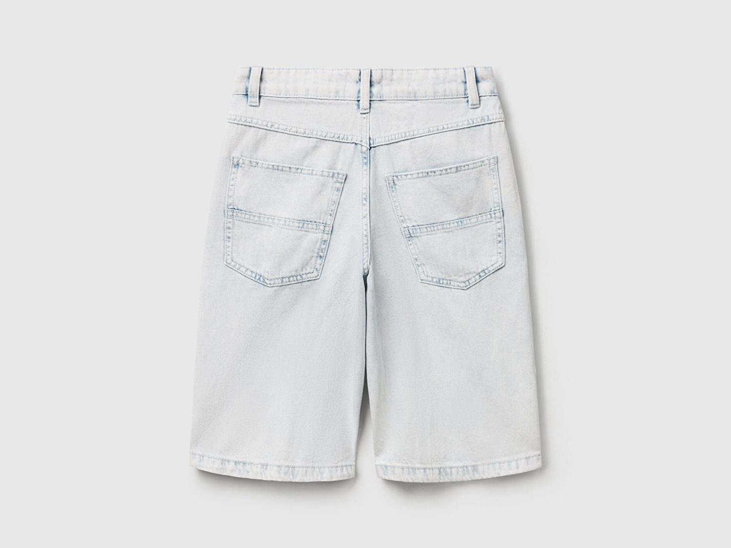 Benetton Erkek Çocuk Açık Denim Yırtık Detaylı Ön Cebi Logo Detaylı Denim Bermuda Şort