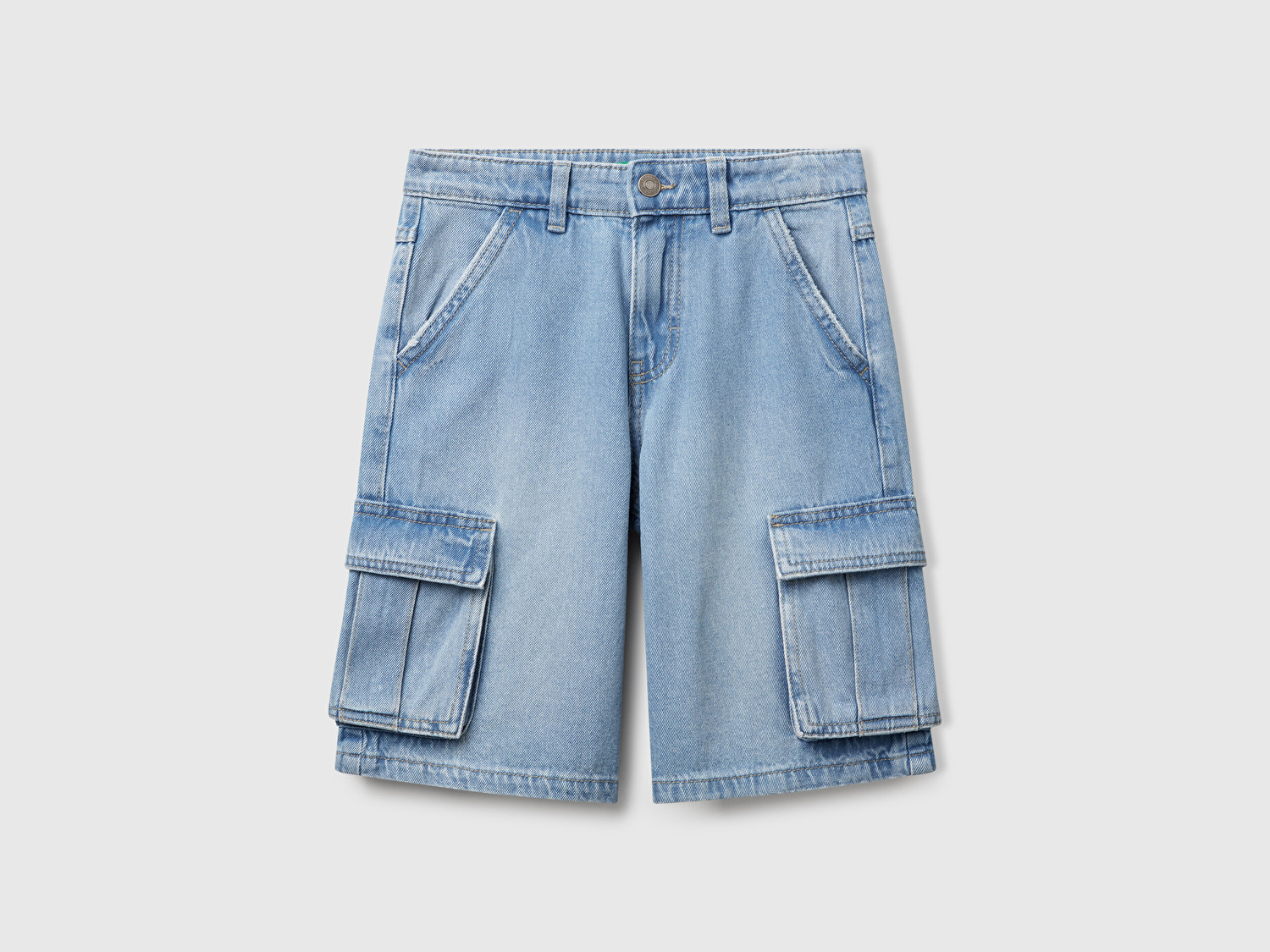 Benetton Erkek Çocuk Açık Denim Logo İşlemeli Büyük Yan Cep Detaylı Denim Bermuda Şort
