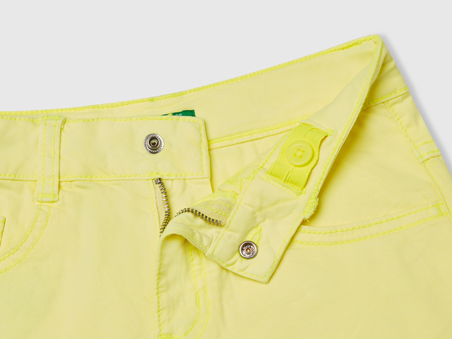 Benetton Kız Çocuk Sarı Arka Cebi Logo İşlemeli Düğmeli 5 Cepli Streç Şort