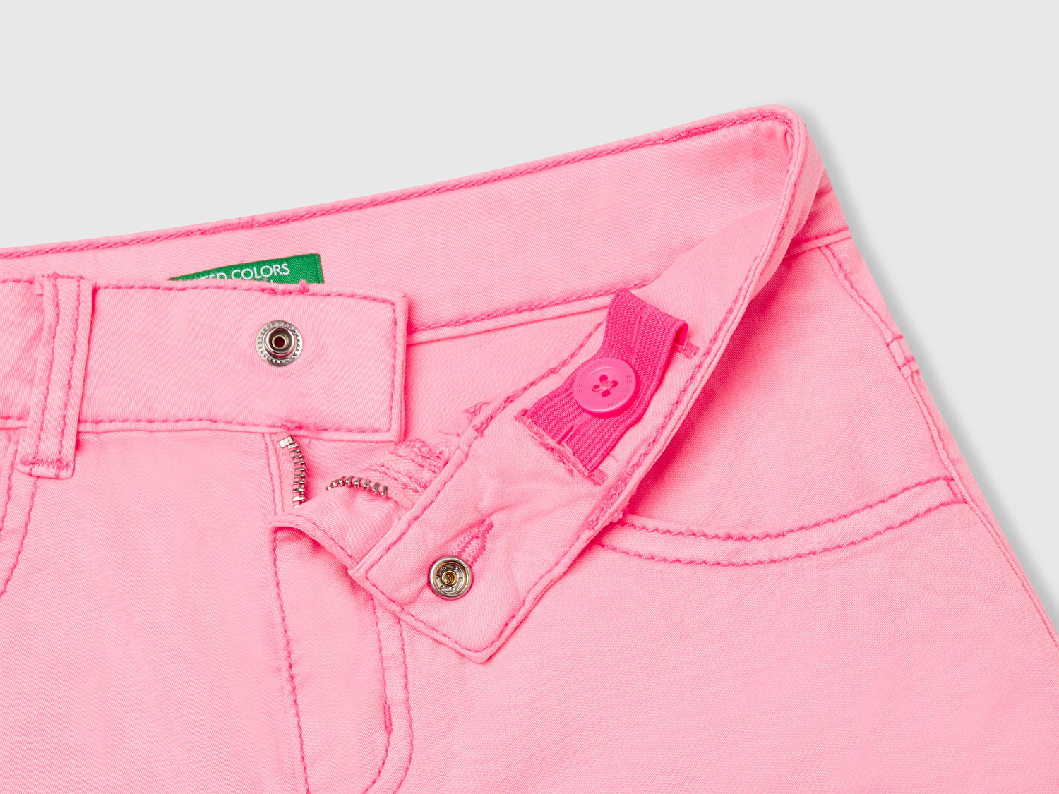 Benetton Kız Çocuk Pembe Arka Cebi Logo İşlemeli Düğmeli 5 Cepli Streç Şort
