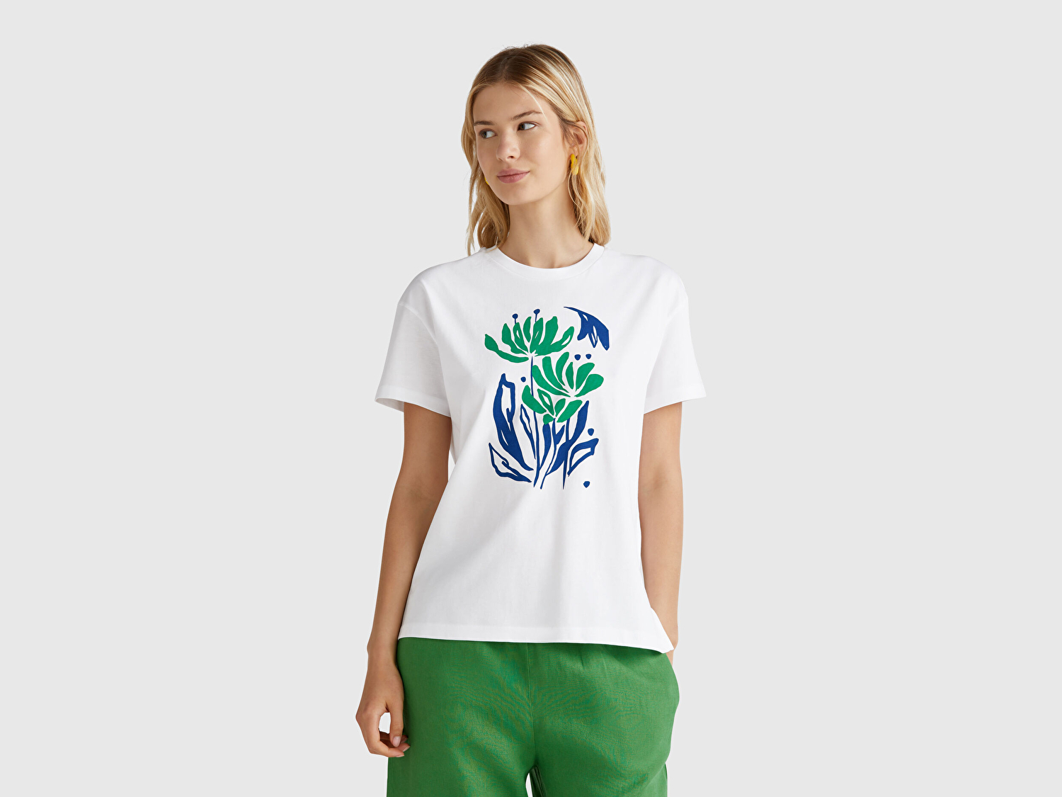 Benetton Kadın Beyaz-Mavi %100 Koton Regular Fit Çiçek Baskılı T-Shirt