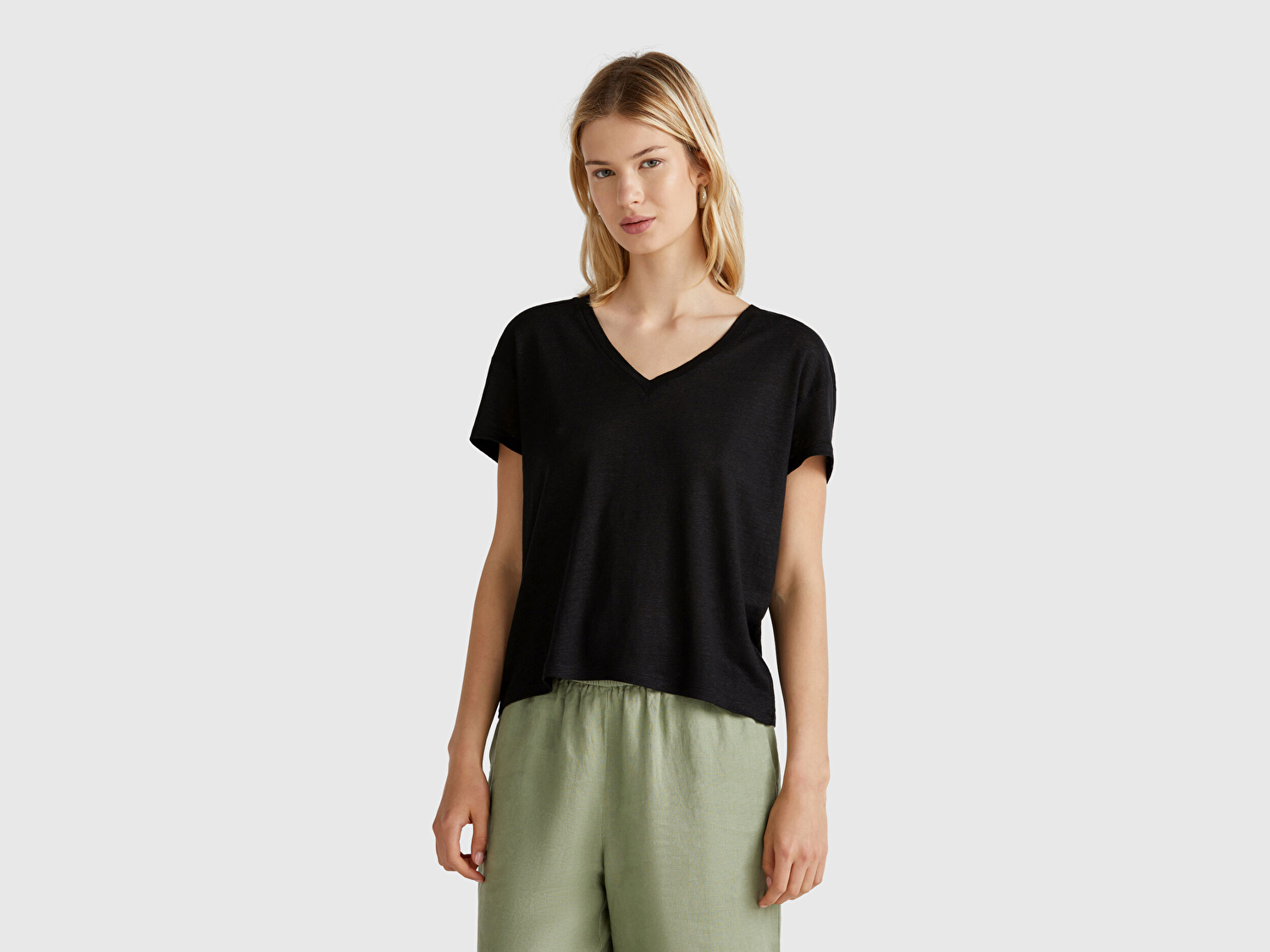 Benetton Kadın Siyah %100 Keten Düşük Omuzlu Relax Fit V Yaka T-Shirt