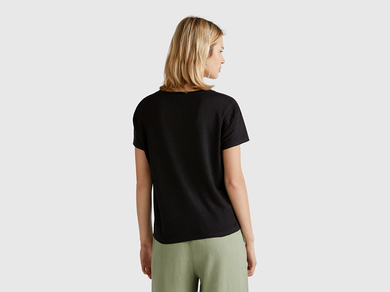 Benetton Kadın Siyah %100 Keten Düşük Omuzlu Relax Fit V Yaka T-Shirt