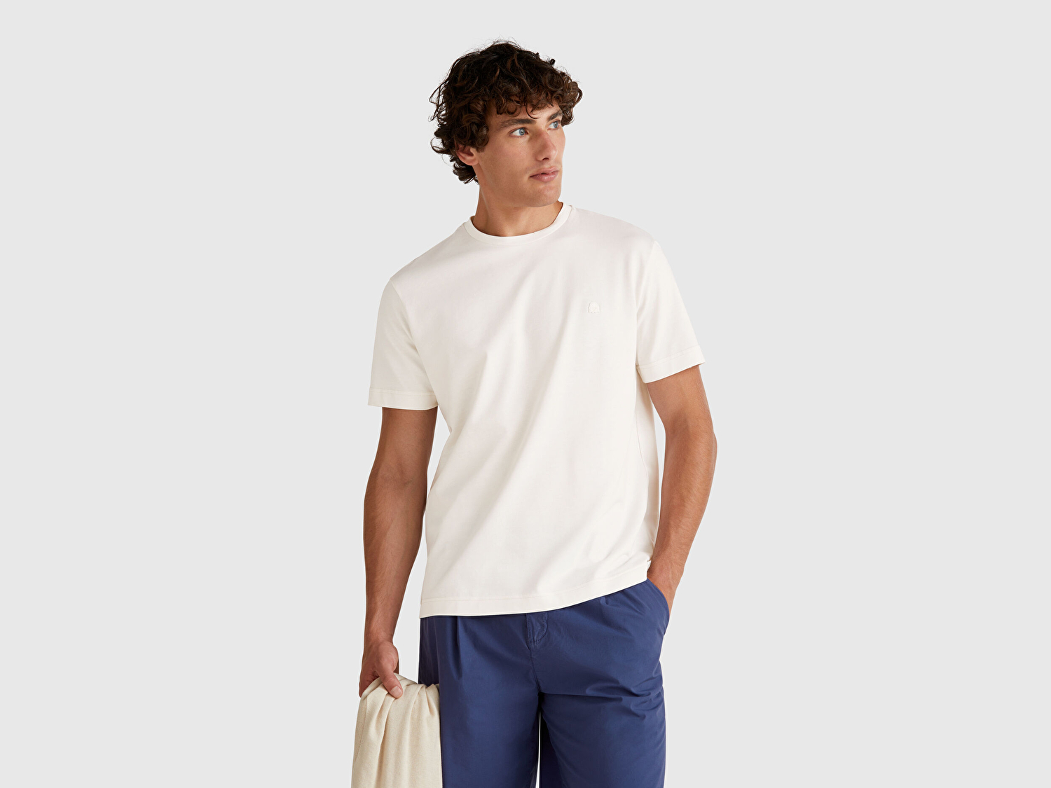 Benetton Erkek Krem %100 Pamuk Göğsü Yama Logo İşlemeli Bisiklet Yaka T-Shirt