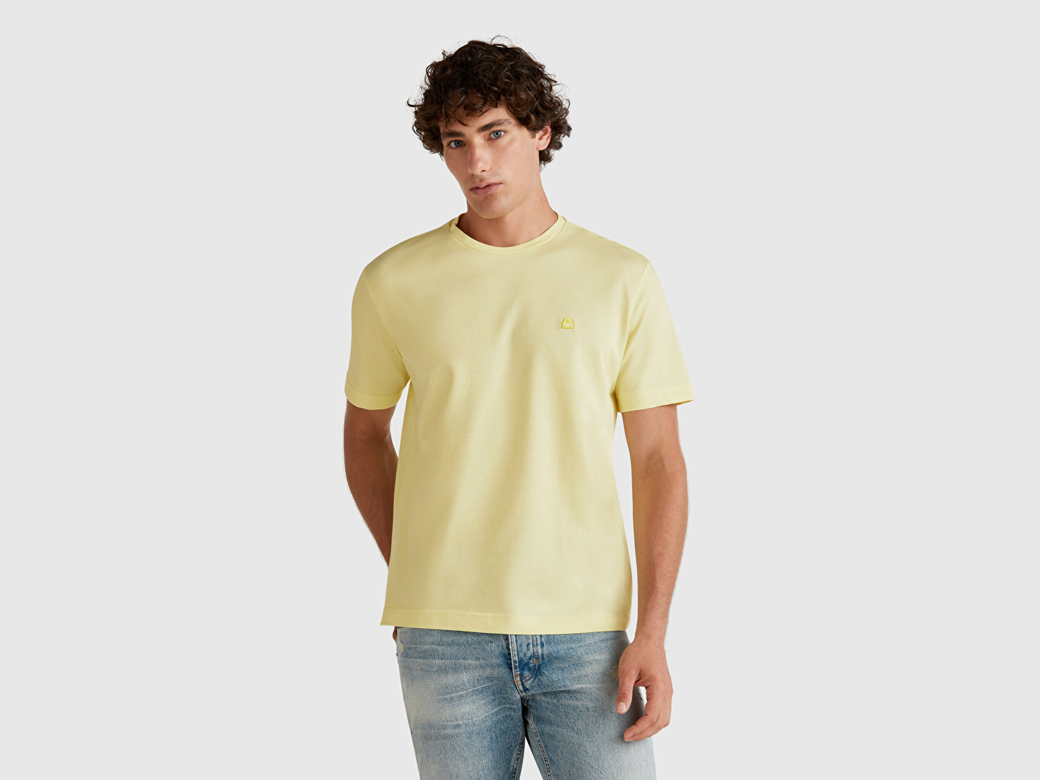 Benetton Erkek Sarı %100 Pamuk Göğsü Yama Logo İşlemeli Bisiklet Yaka T-Shirt