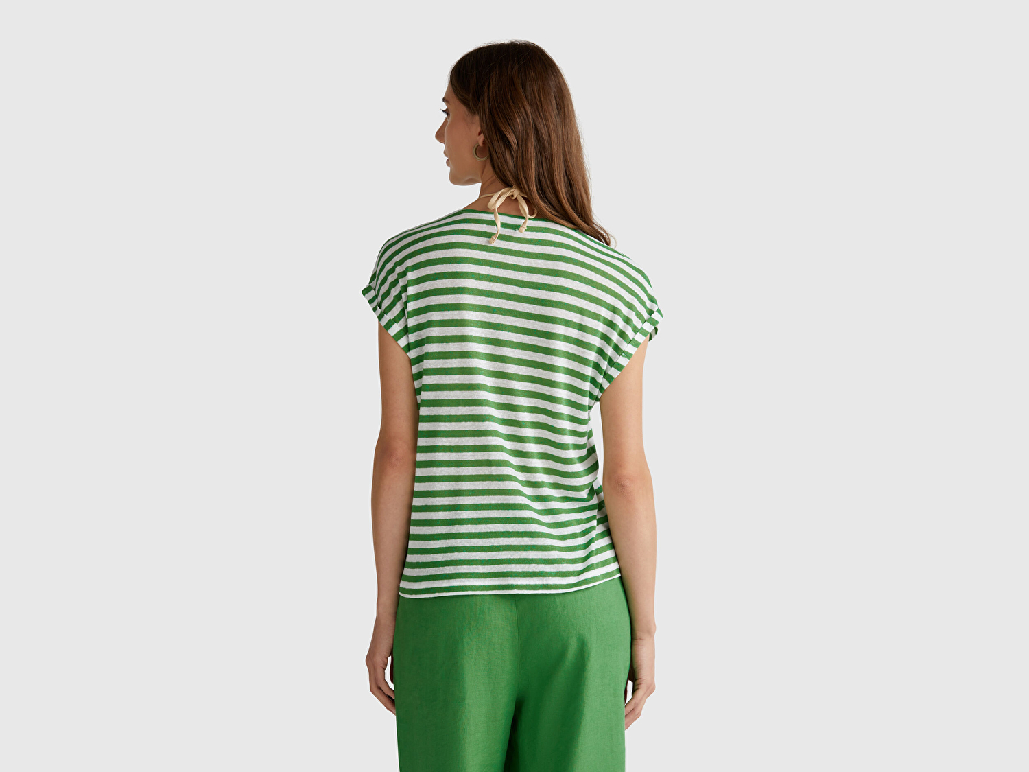 Benetton Kadın Yeşil Mix Keten Karışımlı Rahat Kalıp Çizgili V Yaka T-Shirt