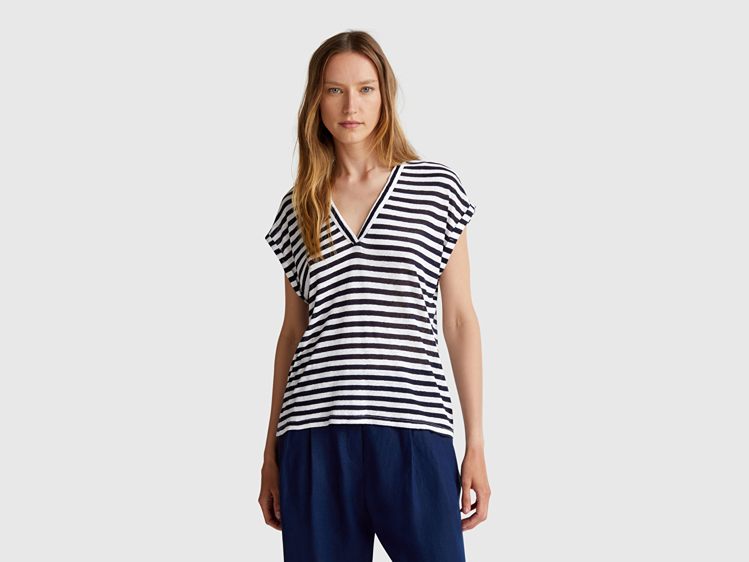 Benetton Kadın Lacivert Mix Keten Karışımlı Rahat Kalıp Çizgili V Yaka T-Shirt