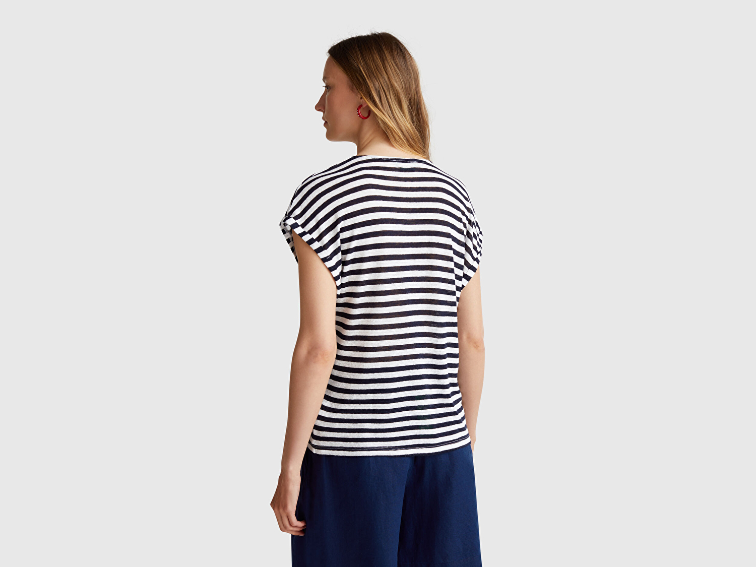Benetton Kadın Lacivert Mix Keten Karışımlı Rahat Kalıp Çizgili V Yaka T-Shirt