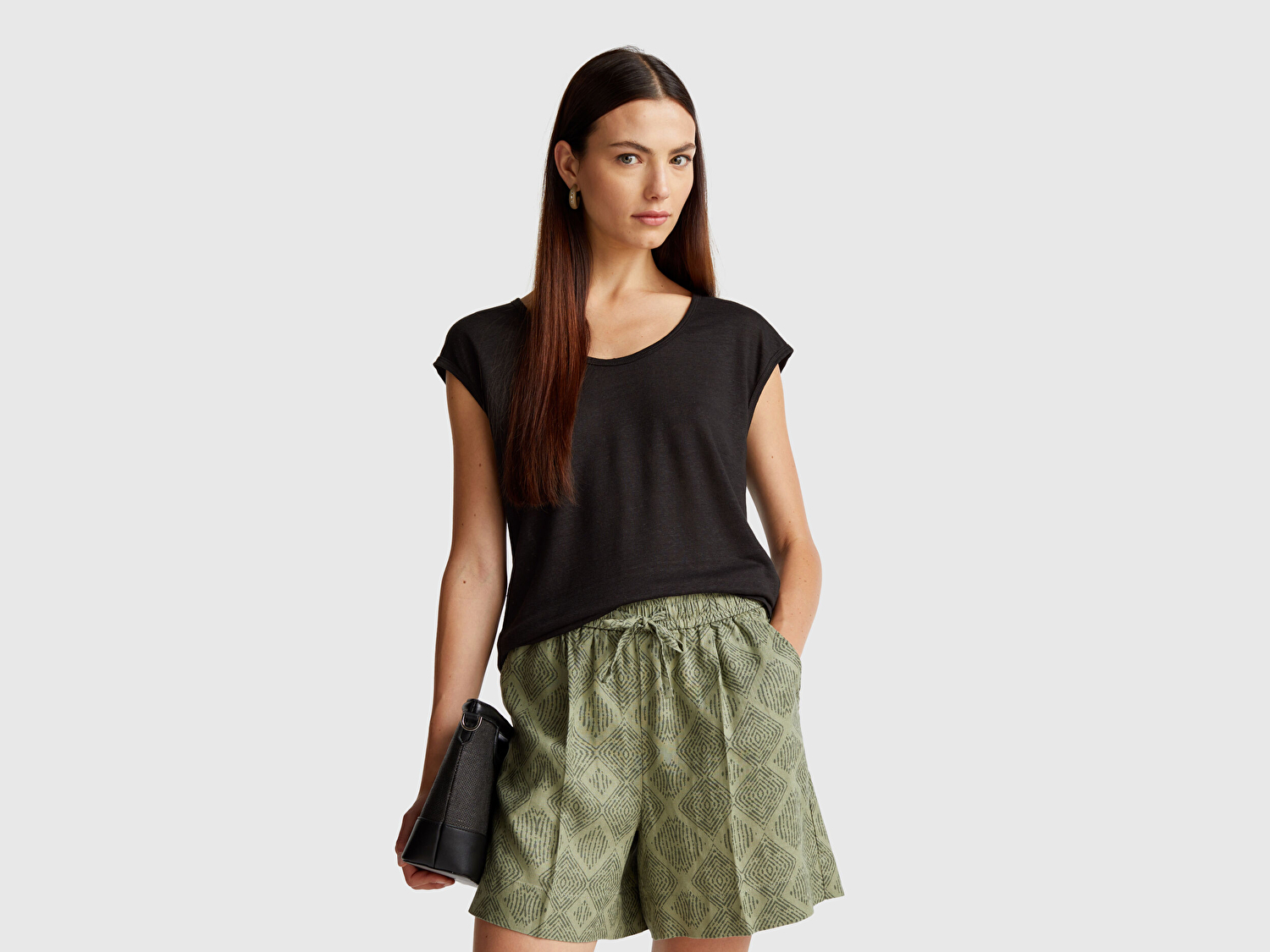 Benetton Kadın Siyah %100 Keten Yanları Yırtmaçlı Relax Fit Yuvarlak Yaka T-Shirt
