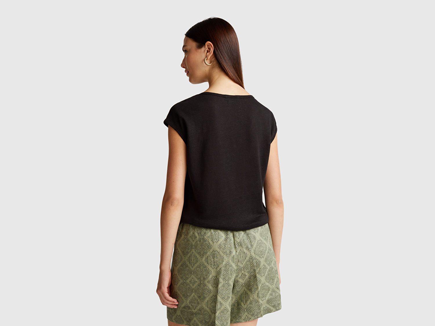 Benetton Kadın Siyah %100 Keten Yanları Yırtmaçlı Relax Fit Yuvarlak Yaka T-Shirt