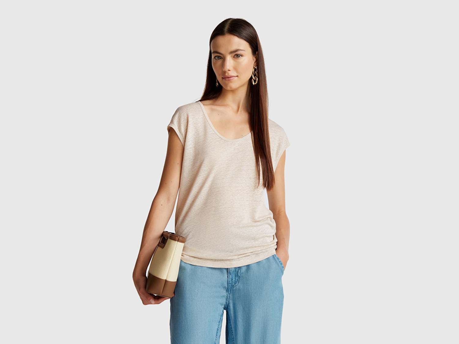 Benetton Kadın Taş Rengi %100 Keten Yanları Yırtmaçlı Relax Fit Yuvarlak Yaka T-Shirt