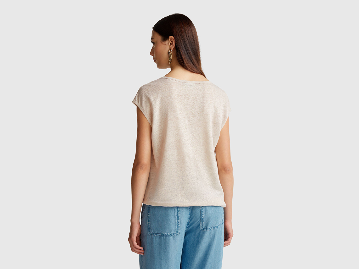 Benetton Kadın Taş Rengi %100 Keten Yanları Yırtmaçlı Relax Fit Yuvarlak Yaka T-Shirt
