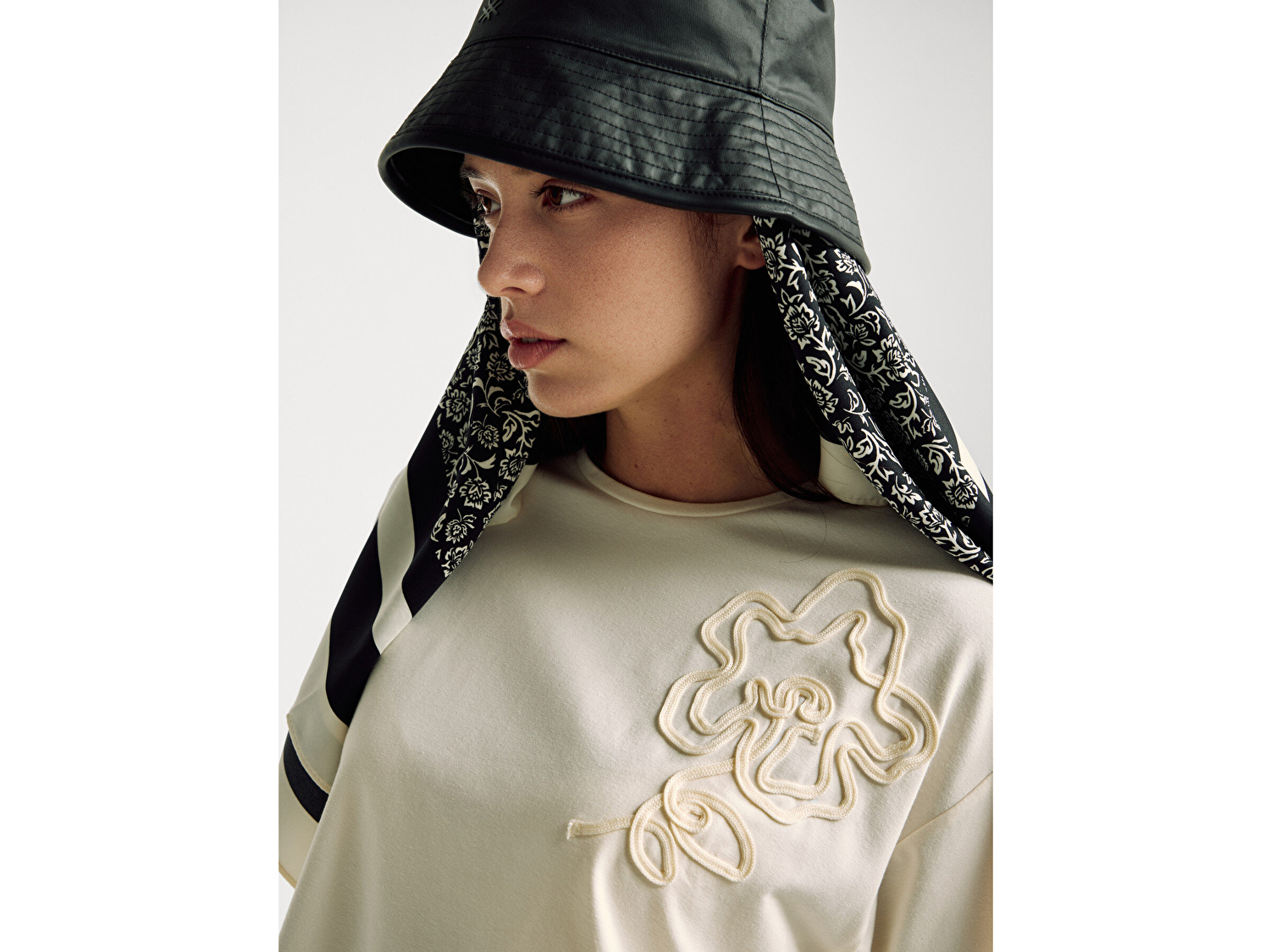 Benetton Kadın Krem Koton Karışımlı Çiçek Aplikeli T-Shirt