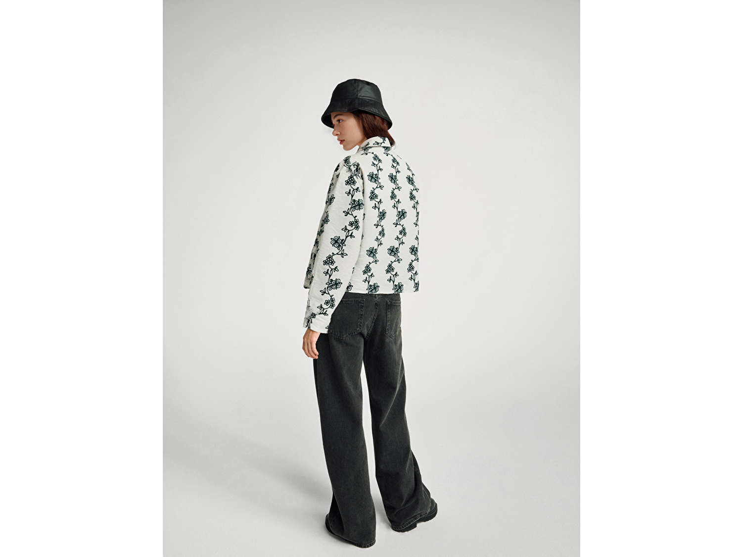 Benetton Kadın Ekru-Yeşil Viskoz Karışımlı Çiçek Desenli Boxy Fit Gömlek