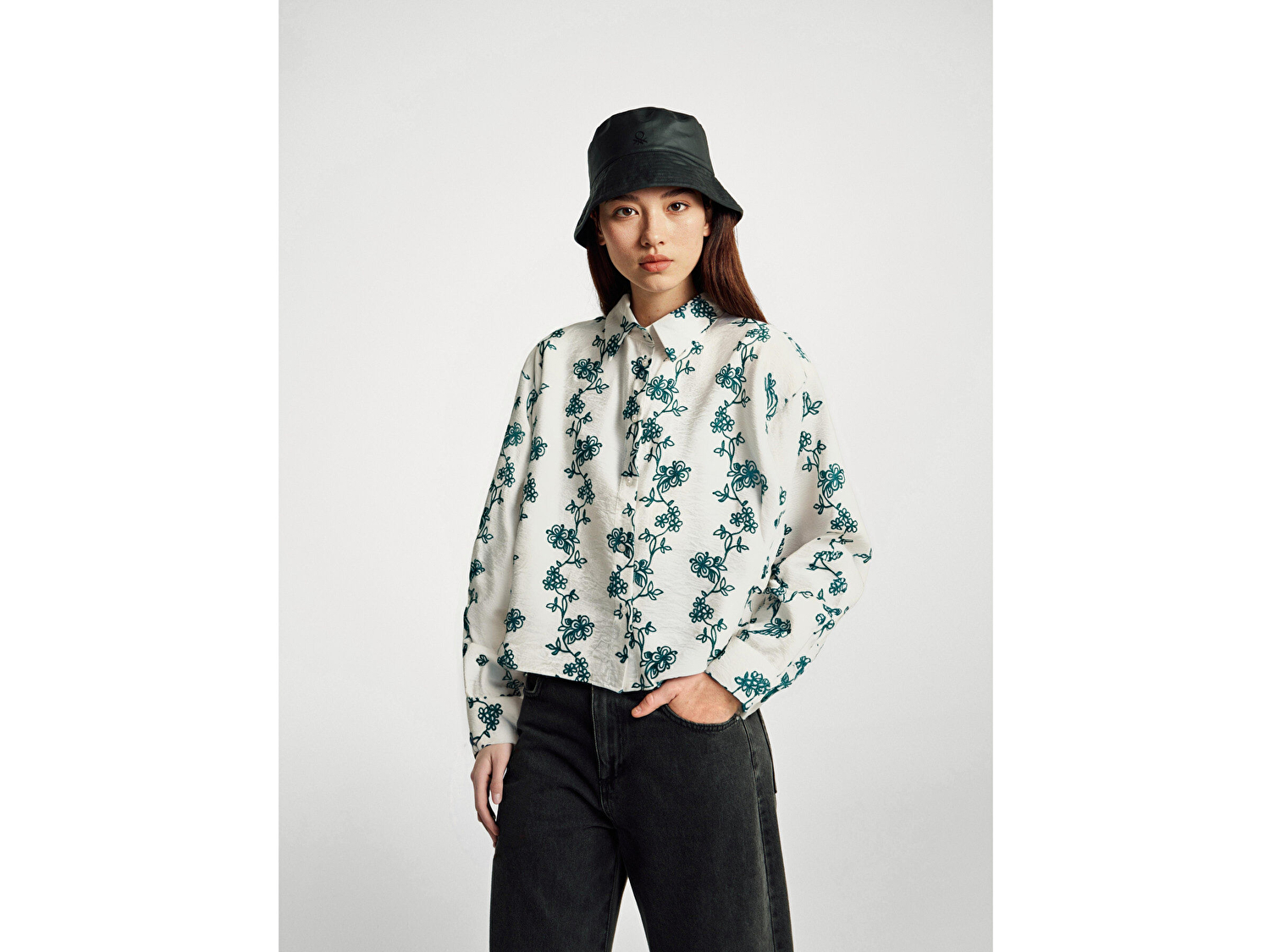 Benetton Kadın Ekru-Yeşil Viskoz Karışımlı Çiçek Desenli Boxy Fit Gömlek