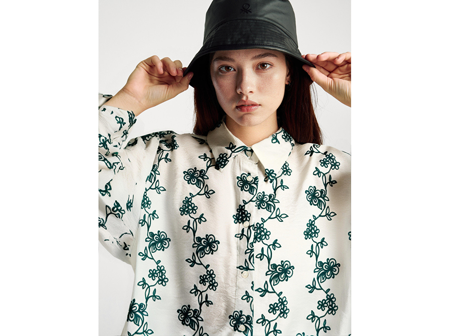 Benetton Kadın Ekru-Yeşil Viskoz Karışımlı Çiçek Desenli Boxy Fit Gömlek