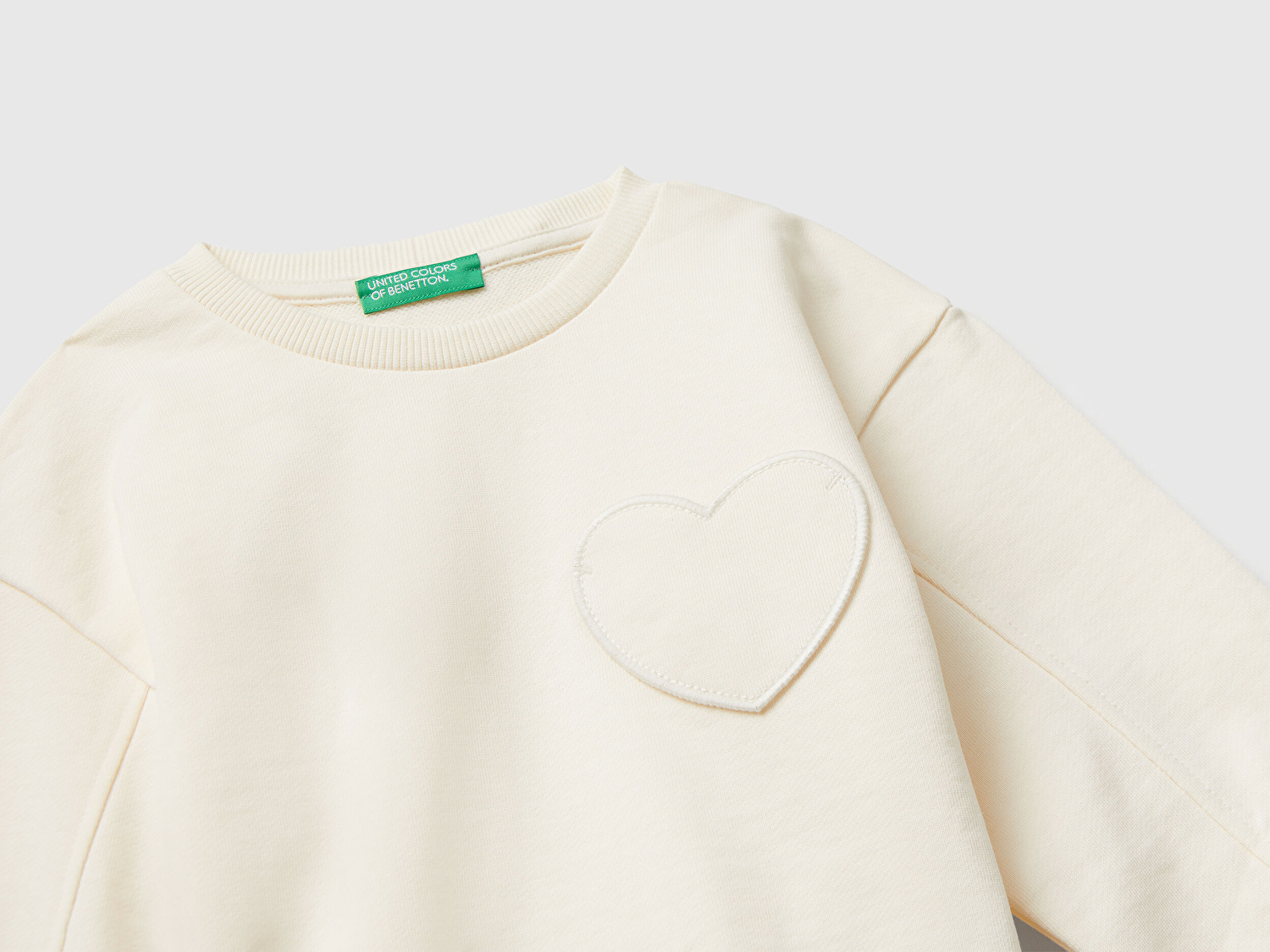 Benetton Kız Bebek Ekru Dikiş Detaylı Kalpli Yama Cepli Regular Fit Sweatshirt