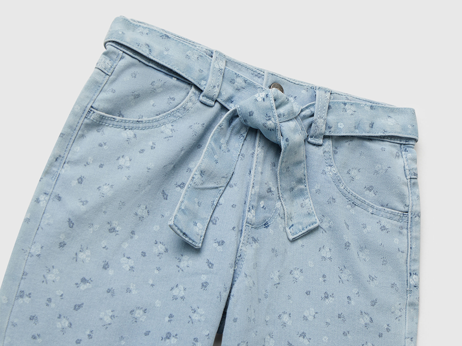 Benetton Kız Bebek Açık Mavi Çiçek Desenli Beli Bağlamalı Paçası Kıvrık Denim Pantolon
