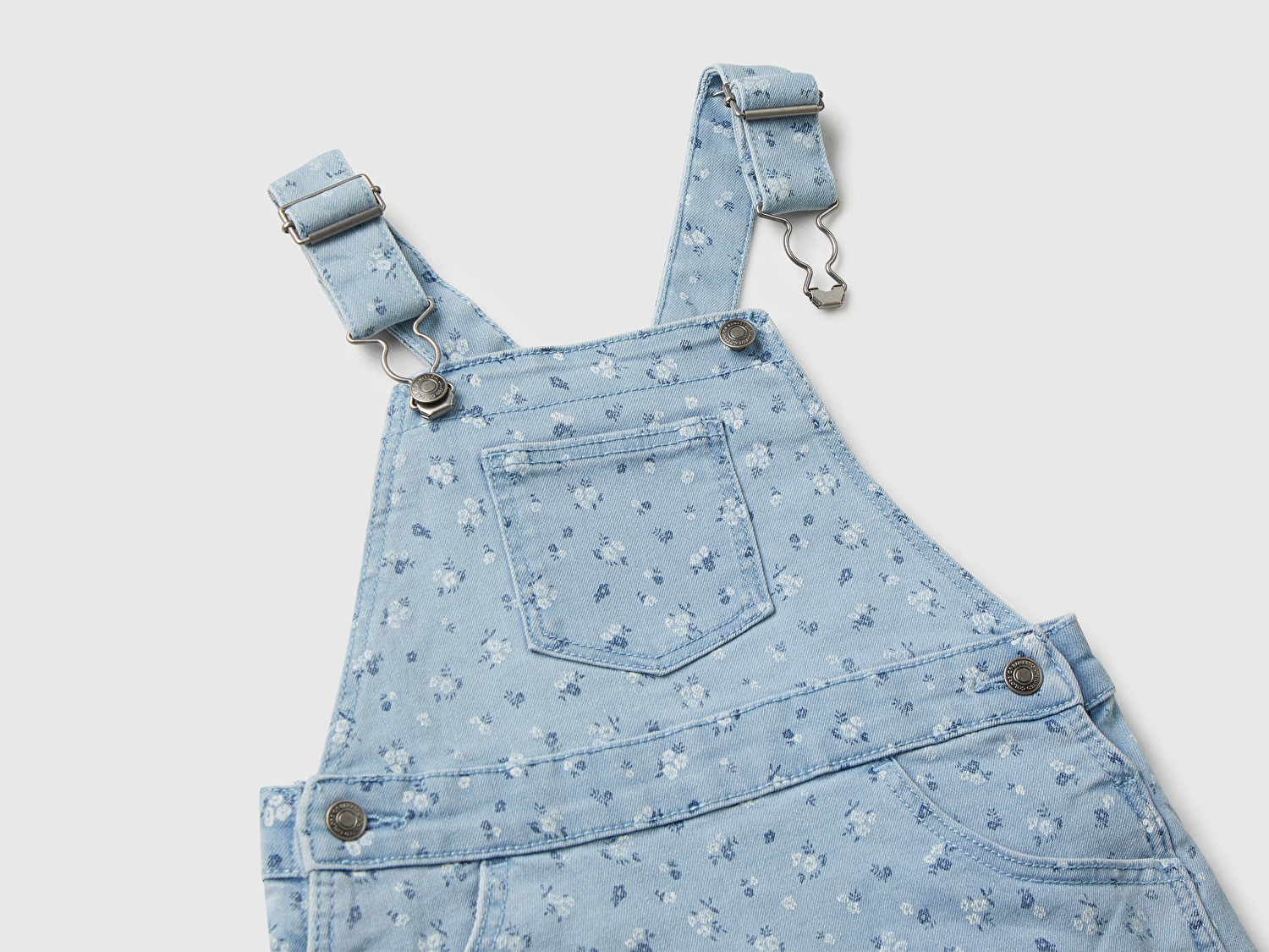 Benetton Kız Bebek Açık Mavi Tamamı Çiçek Desenli Ayarlanabilir Askılı Denim Tulum Elbise