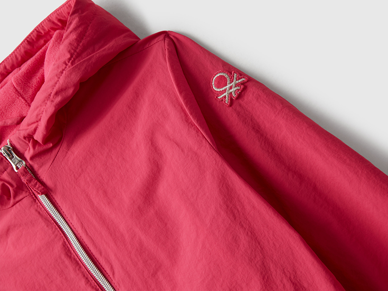 Benetton Kız Çocuk Açık MAvi Simli Logo Detaylı Cepli Kapüşonlu Jarse Yağmurluk