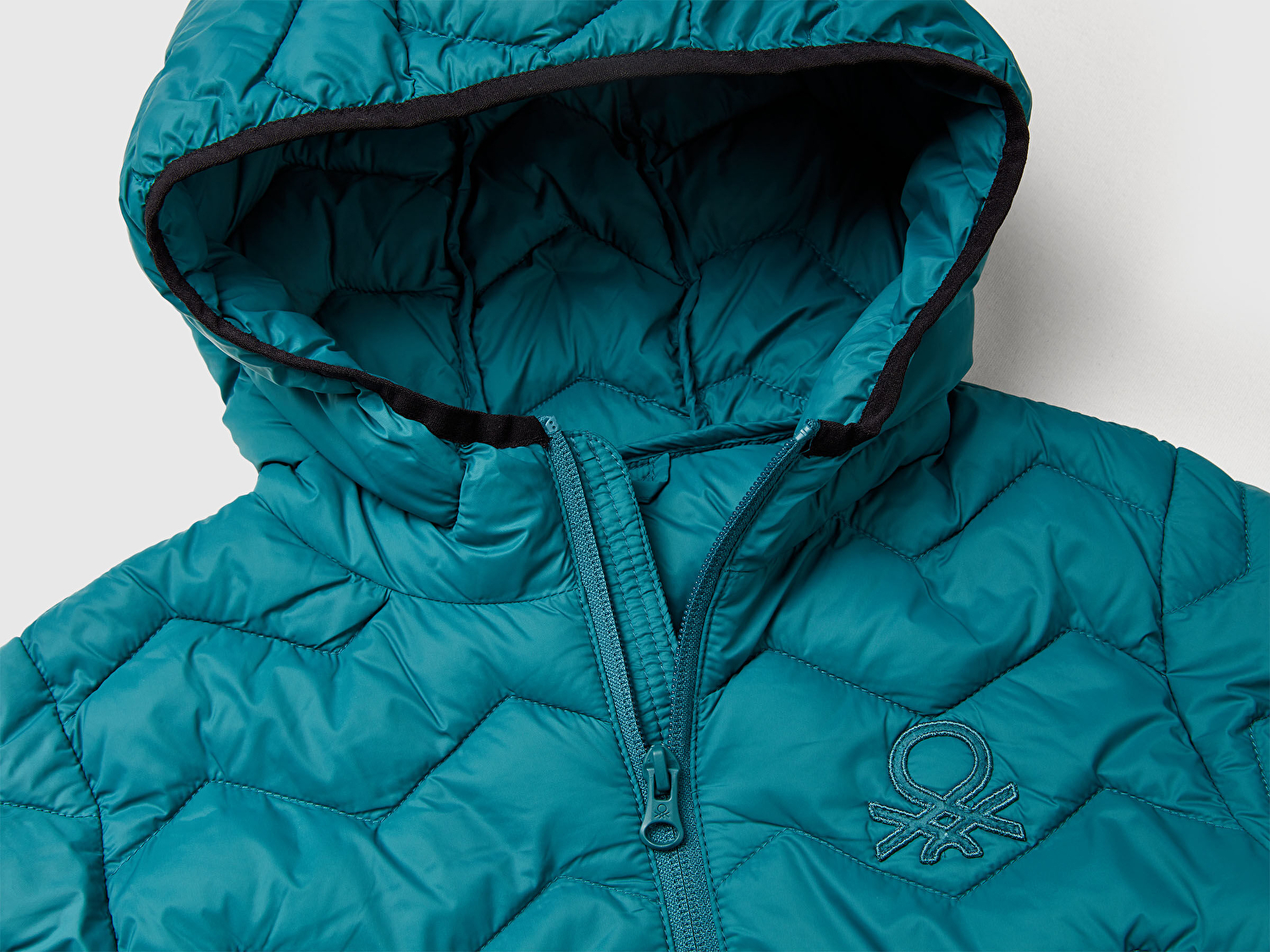 Benetton Erkek Çocuk Petrol Mavisi Logo İşlemeli Mevsimlik İnce Pufa Mont