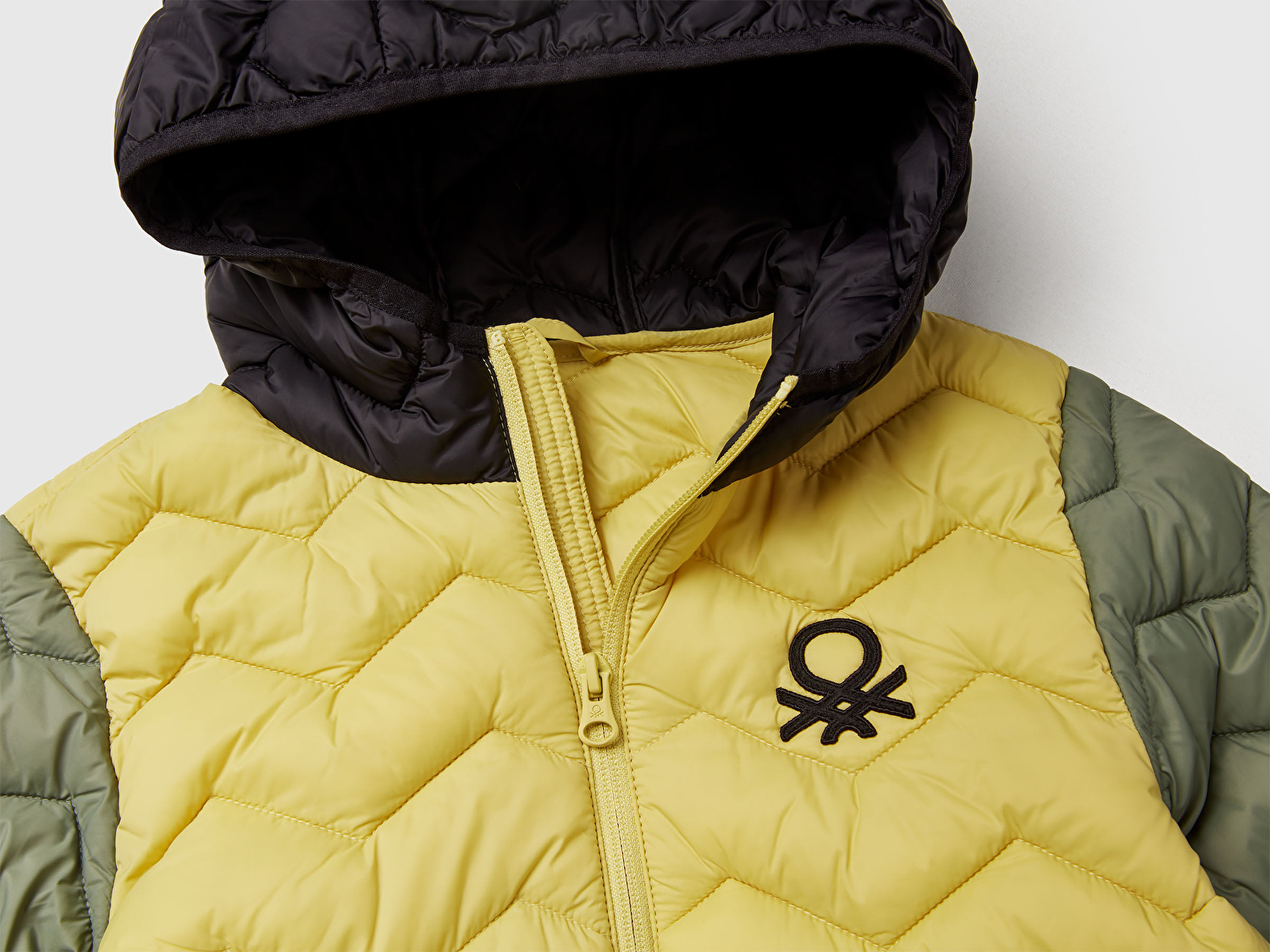 Benetton Erkek Çocuk Sarı-Gri Logo İşlemeli Mevsimlik İnce Pufa Mont