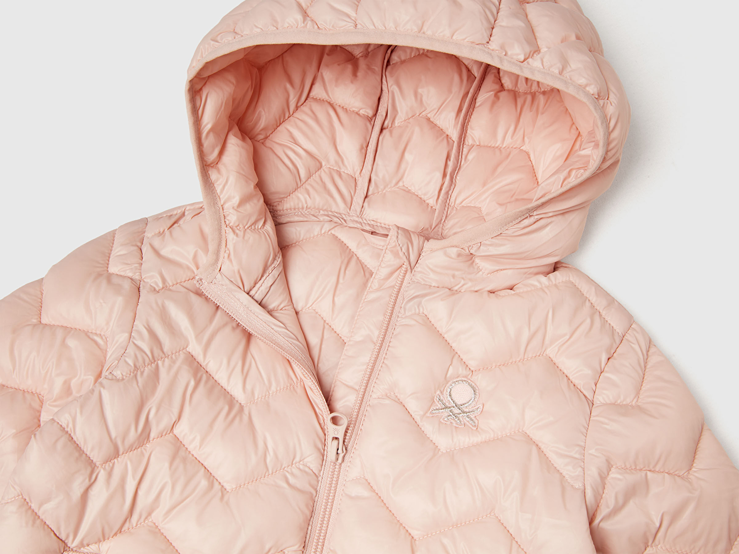 Benetton Kız Bebek Toz Pembe Simli Logo İşlemeli Kapüşonlu Mevsimlik İnce Mont