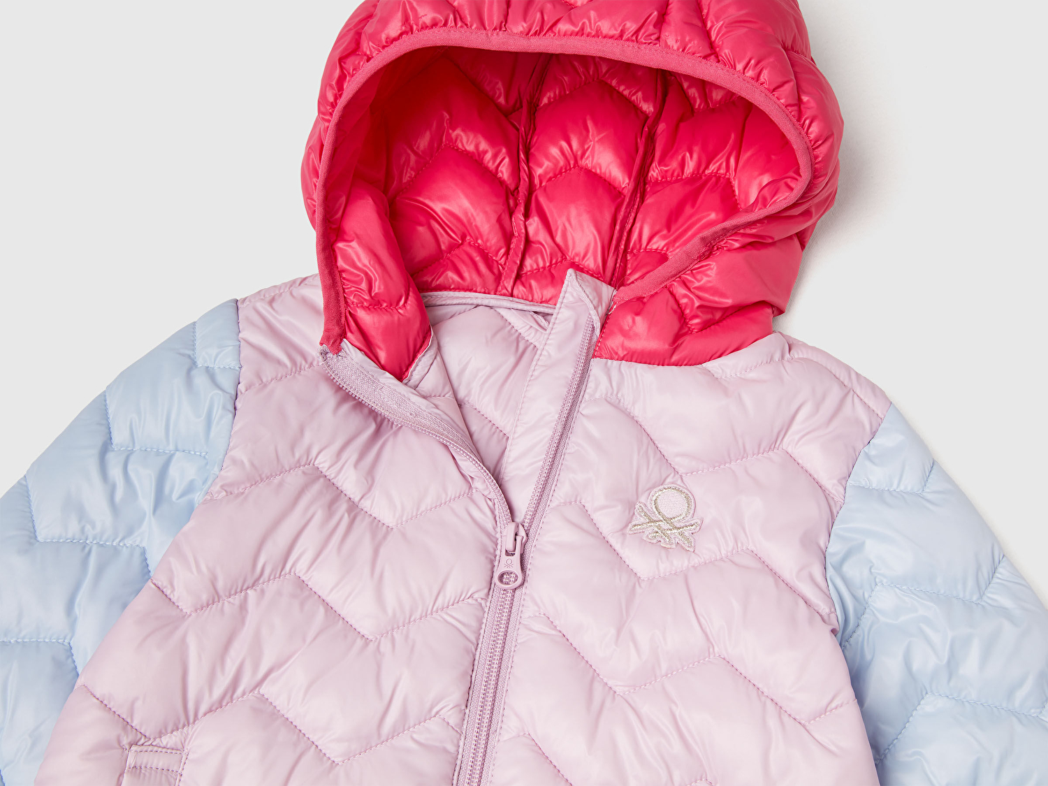 Benetton Kız Bebek Lila-Pembe Simli Logo İşlemeli Kapüşonlu Mevsimlik İnce Mont