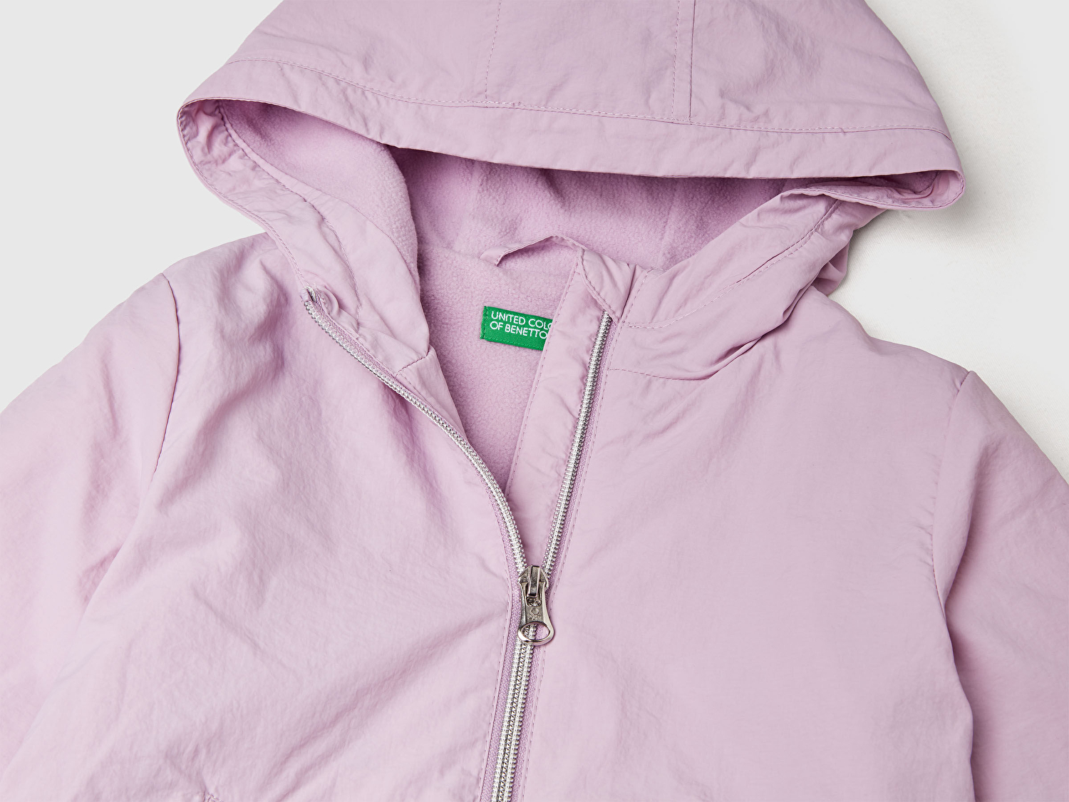 Benetton Kız Bebek Lila Beli ve Kolu Lastikli Fermuarlı Kapüşonlu Yağmurluk