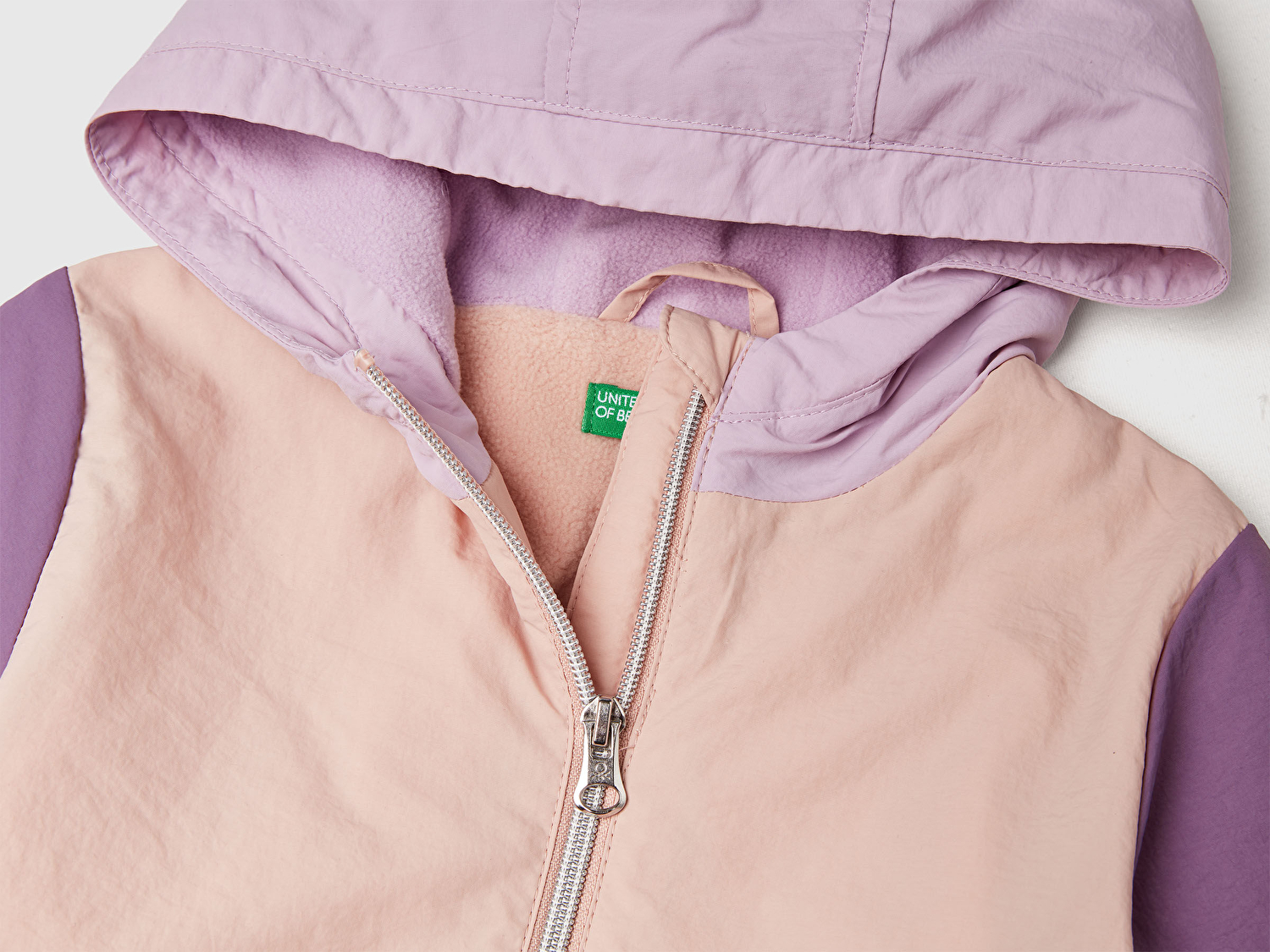 Benetton Kız Bebek Beyaz Mix Beli ve Kolu Lastikli Fermuarlı Kapüşonlu Yağmurluk