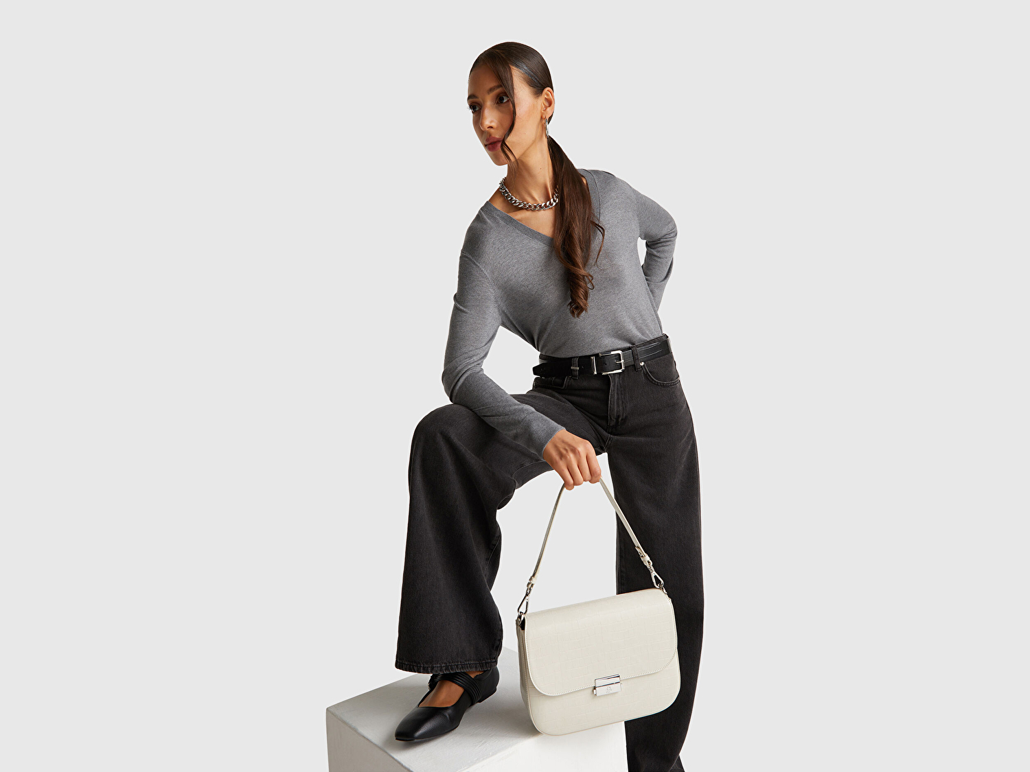 Kadın Antrasit Melanj Viskoz ve İpek Karışımlı V Yaka Triko Kazak