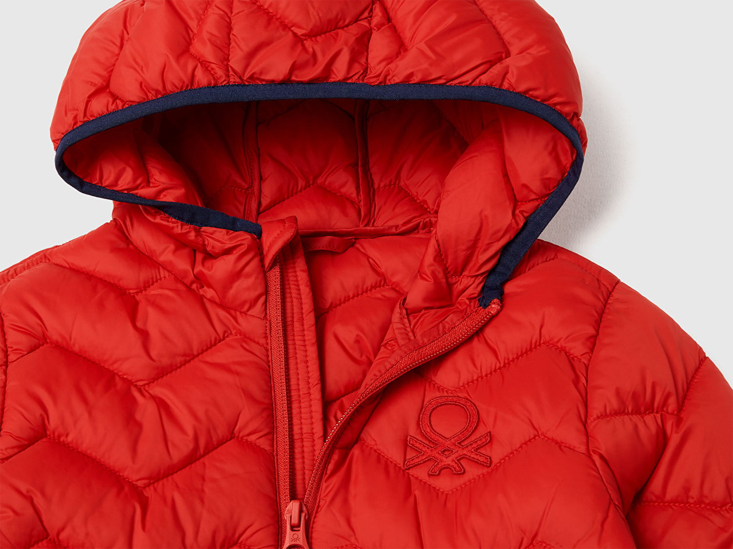 Benetton Erkek Bebek Kırmızı Logo Detaylı Kapüşonlu Mevsimlik İnce Mont