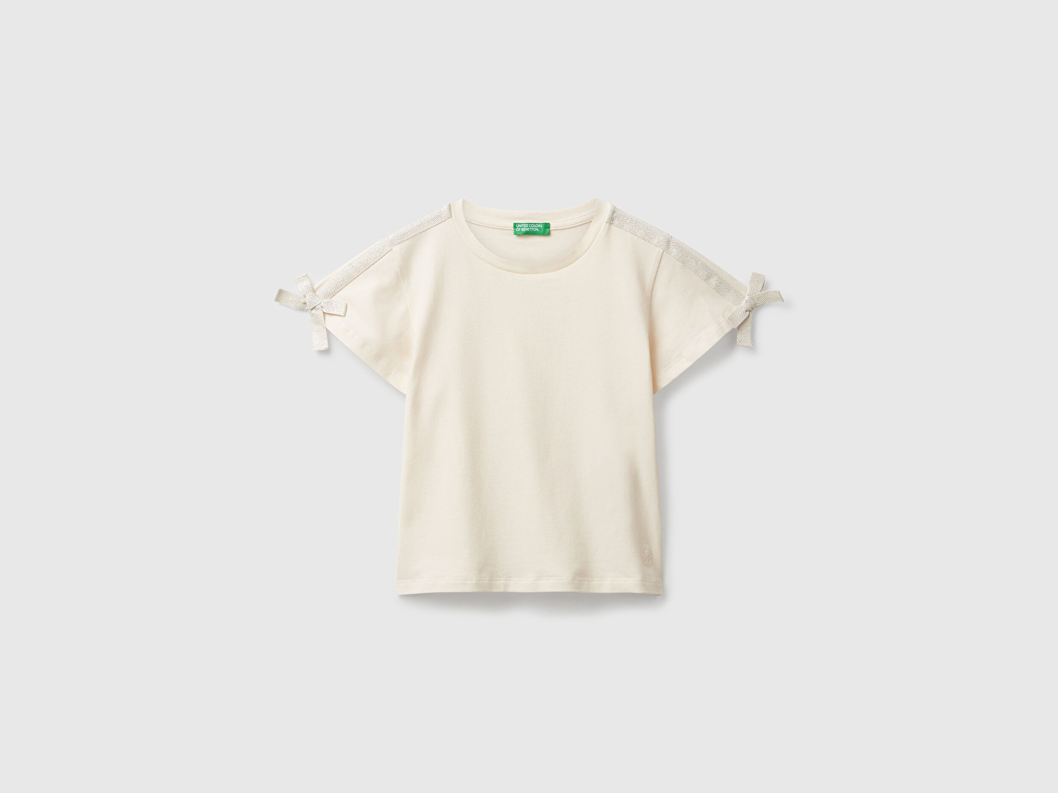 Benetton Kız Çocuk Ekru Logo İşlemeli Omuzları Simli Kurdeleli T-shirt
