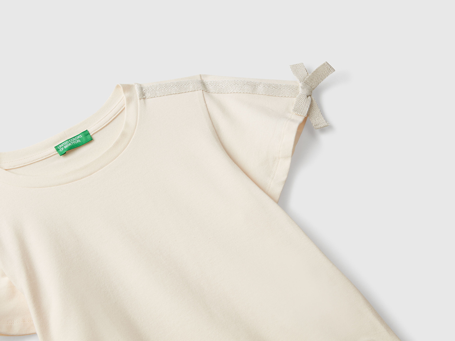 Benetton Kız Çocuk Ekru Logo İşlemeli Omuzları Simli Kurdeleli T-shirt